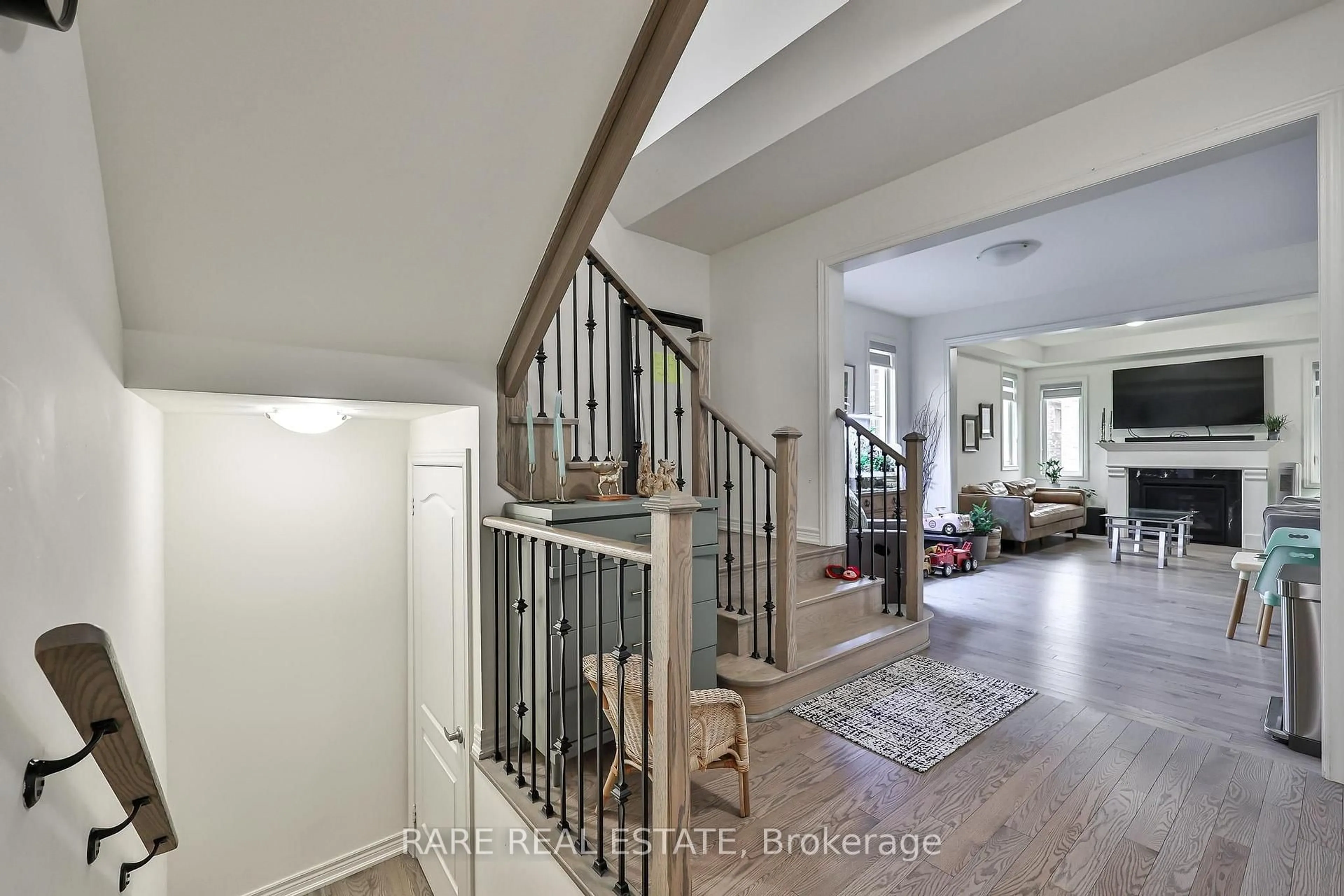 Indoor entryway for 274 Skinner Rd, Hamilton Ontario L8B 1X2