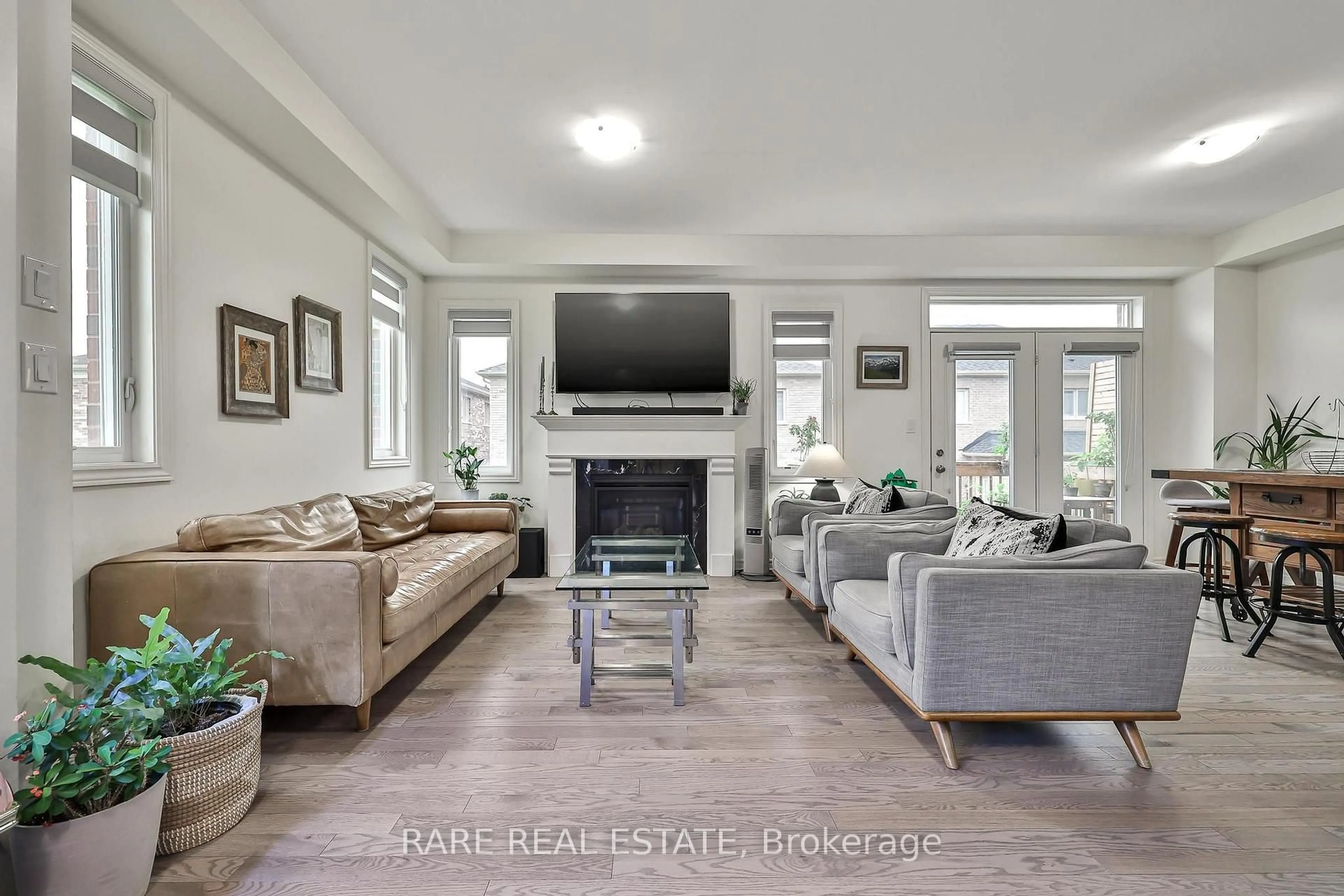 Living room with furniture, unknown for 274 Skinner Rd, Hamilton Ontario L8B 1X2