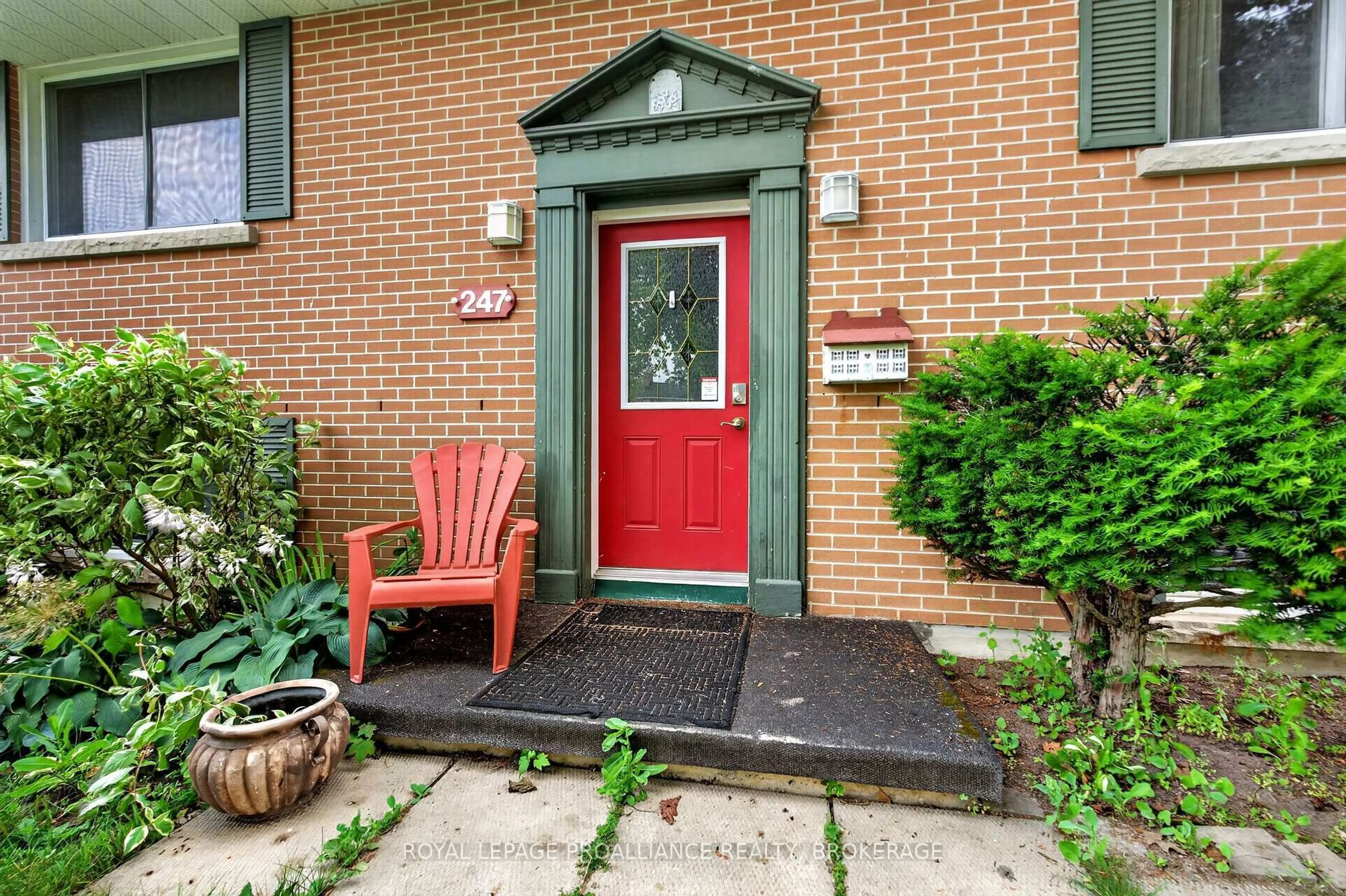 Indoor entryway for 247 Chelsea Rd, Kingston Ontario K7M 3Z3