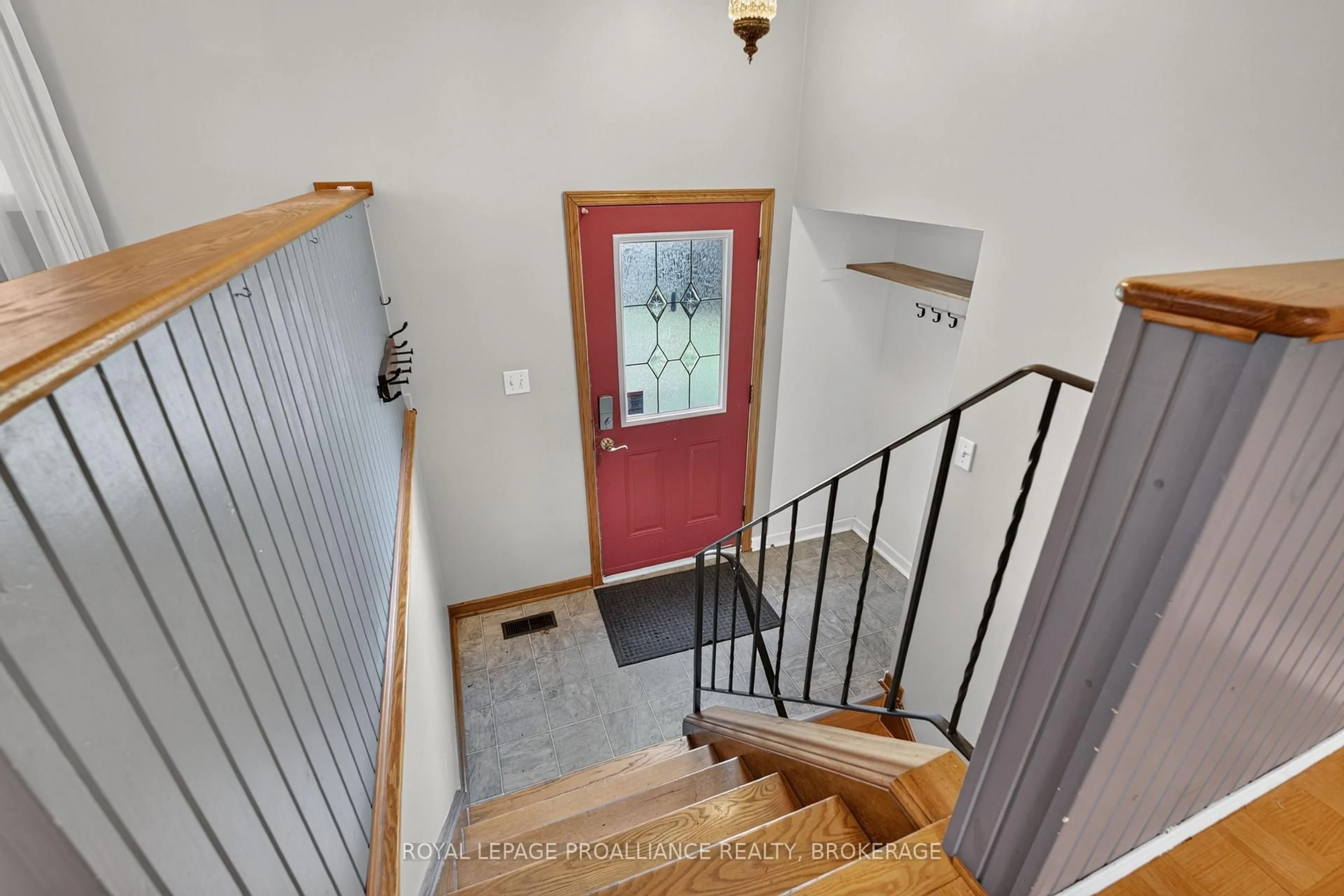 Indoor foyer for 247 Chelsea Rd, Kingston Ontario K7M 3Z3