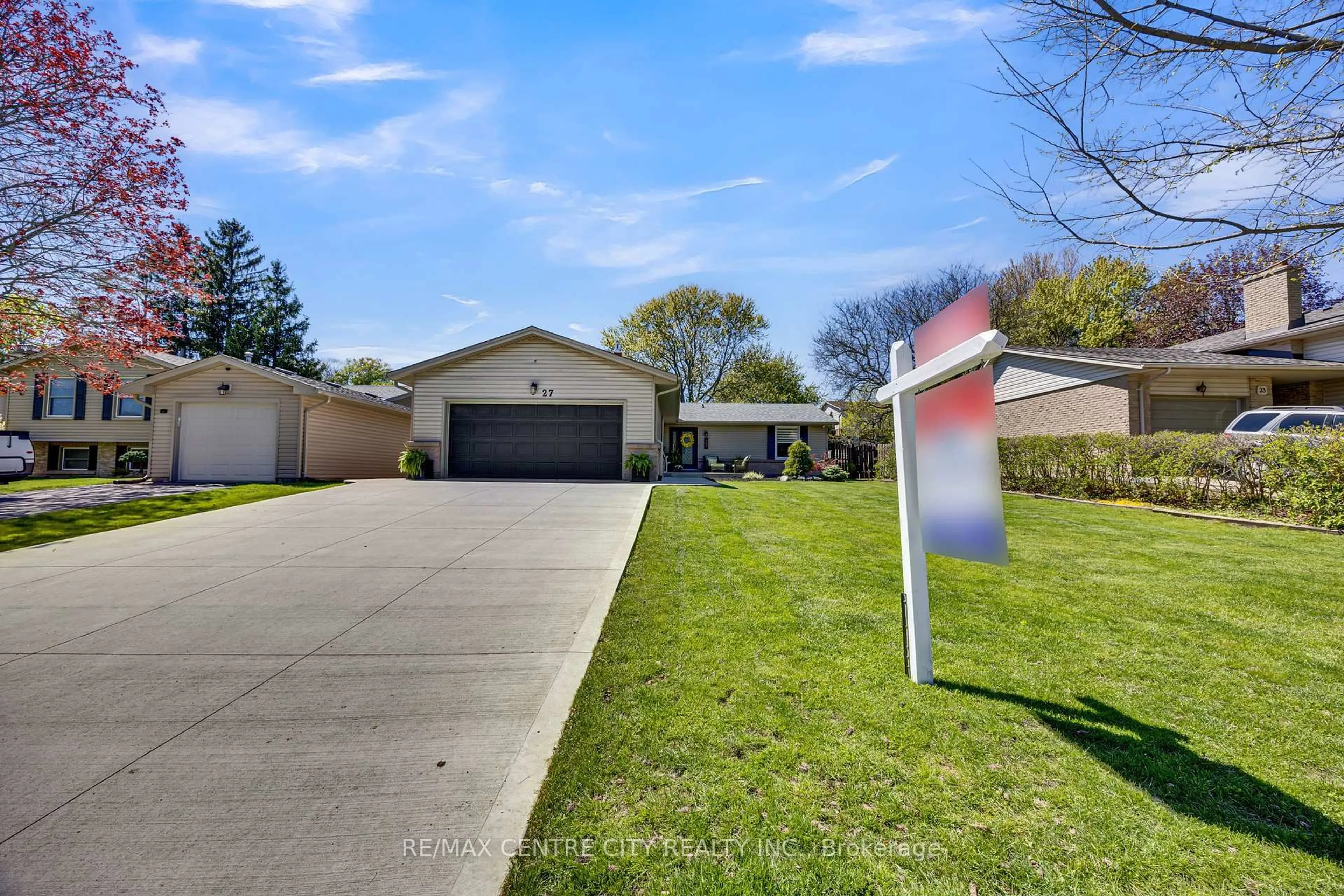 A pic from outside/outdoor area/front of a property/back of a property/a pic from drone, street for 27 Bartlett Cres, London South Ontario N6K 1W3