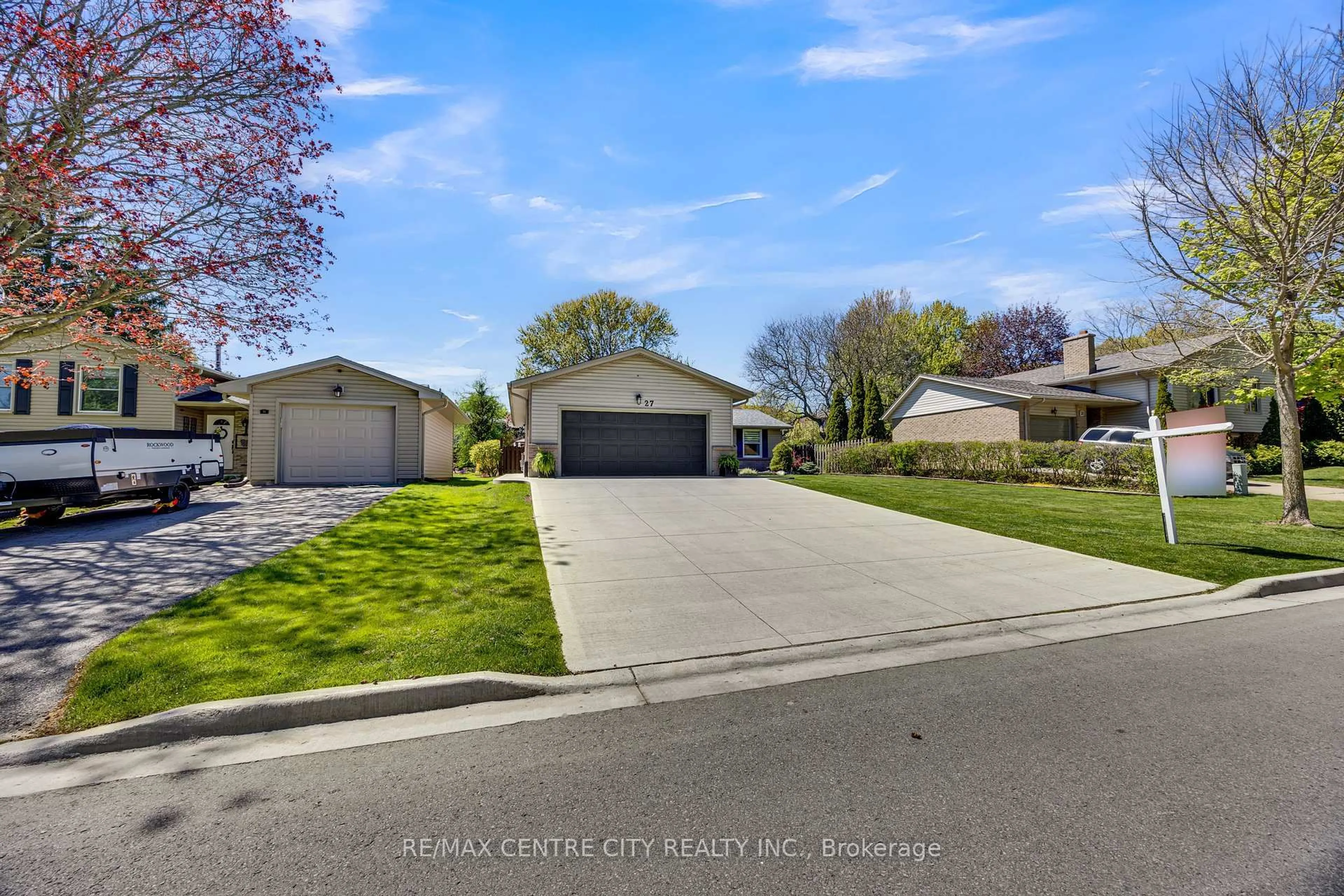 A pic from outside/outdoor area/front of a property/back of a property/a pic from drone, street for 27 Bartlett Cres, London South Ontario N6K 1W3