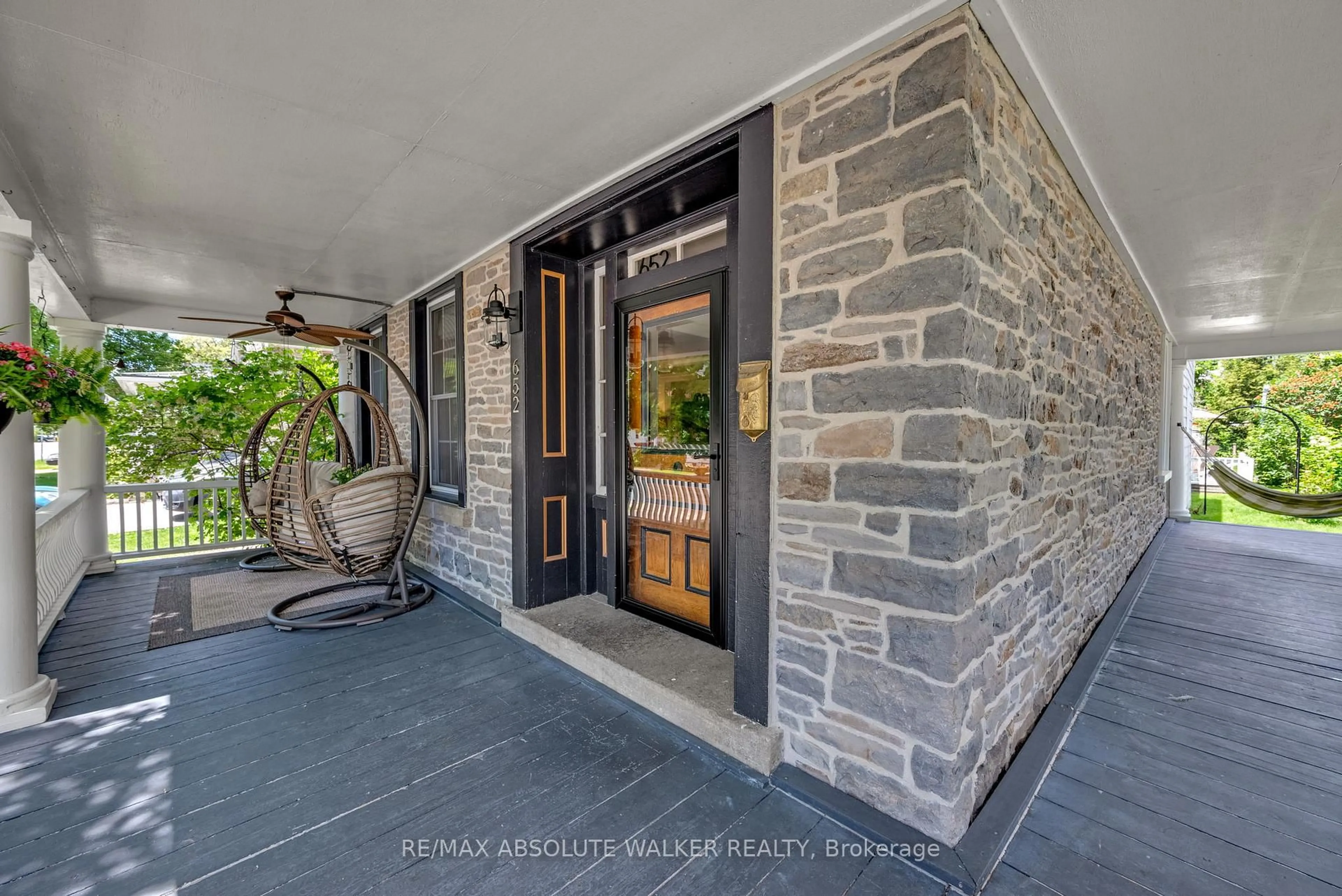 Indoor entryway for 652 Henry St, Prescott Ontario K0E 1T0