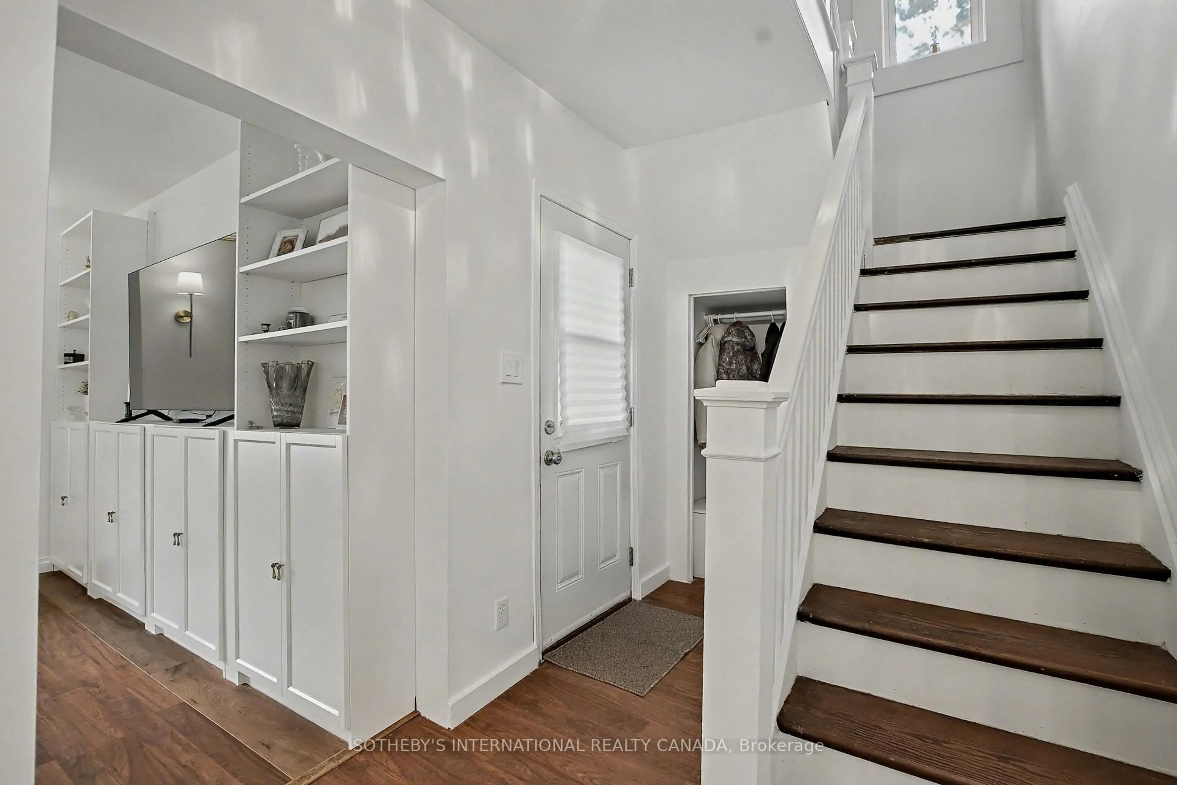 Indoor entryway for 263 Cumberland St, Minto Ontario N0G 2P0