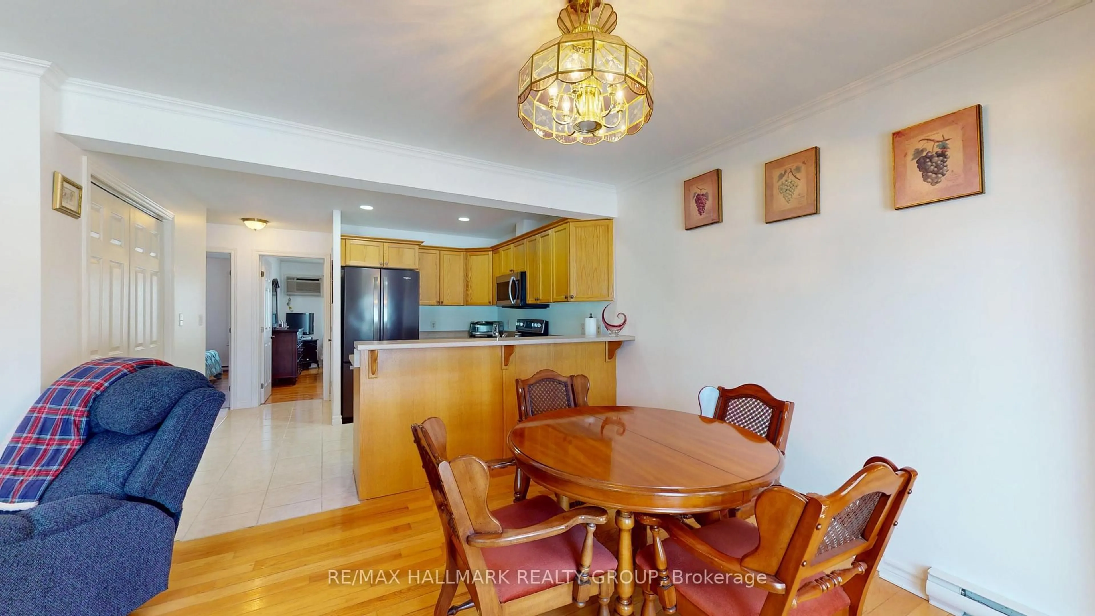 Dining room, wood/laminate floor for 237 Oak St #1102, Gananoque Ontario K7G 2R5