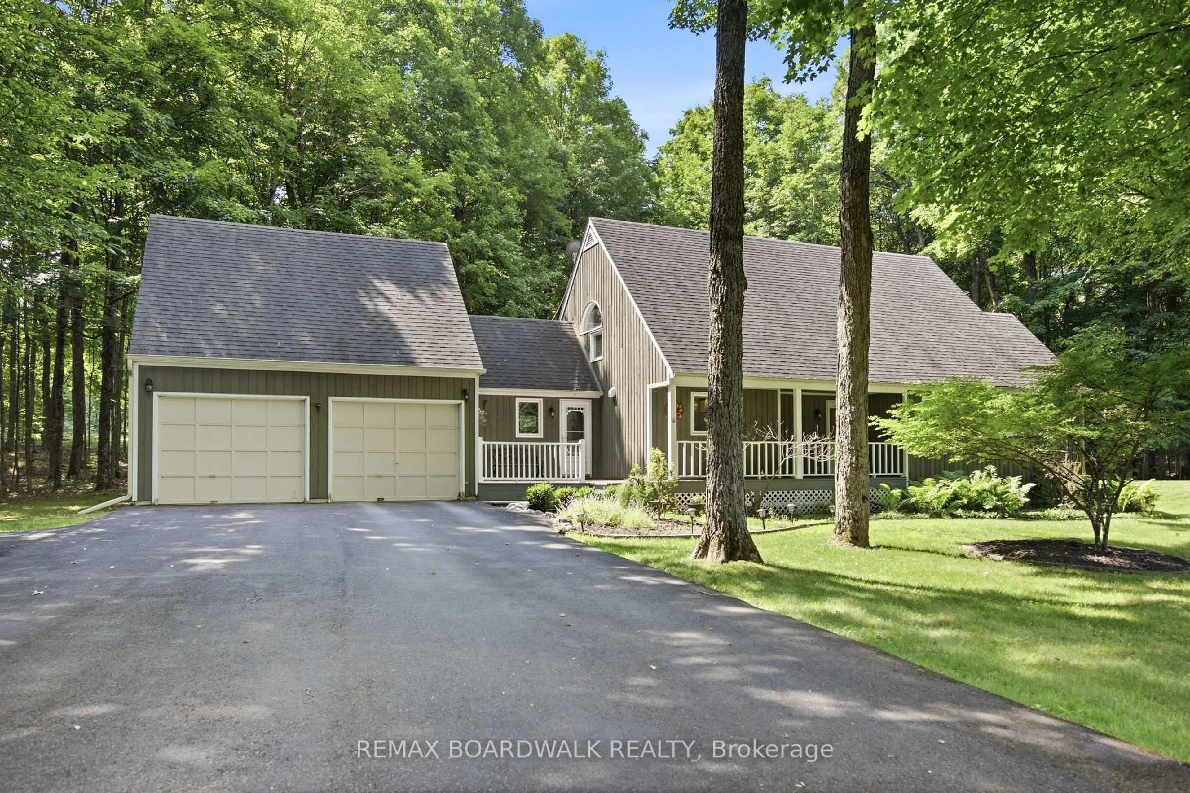 A pic from outside/outdoor area/front of a property/back of a property/a pic from drone, street for 123 Poole Dr, Perth Ontario K7H 3C5