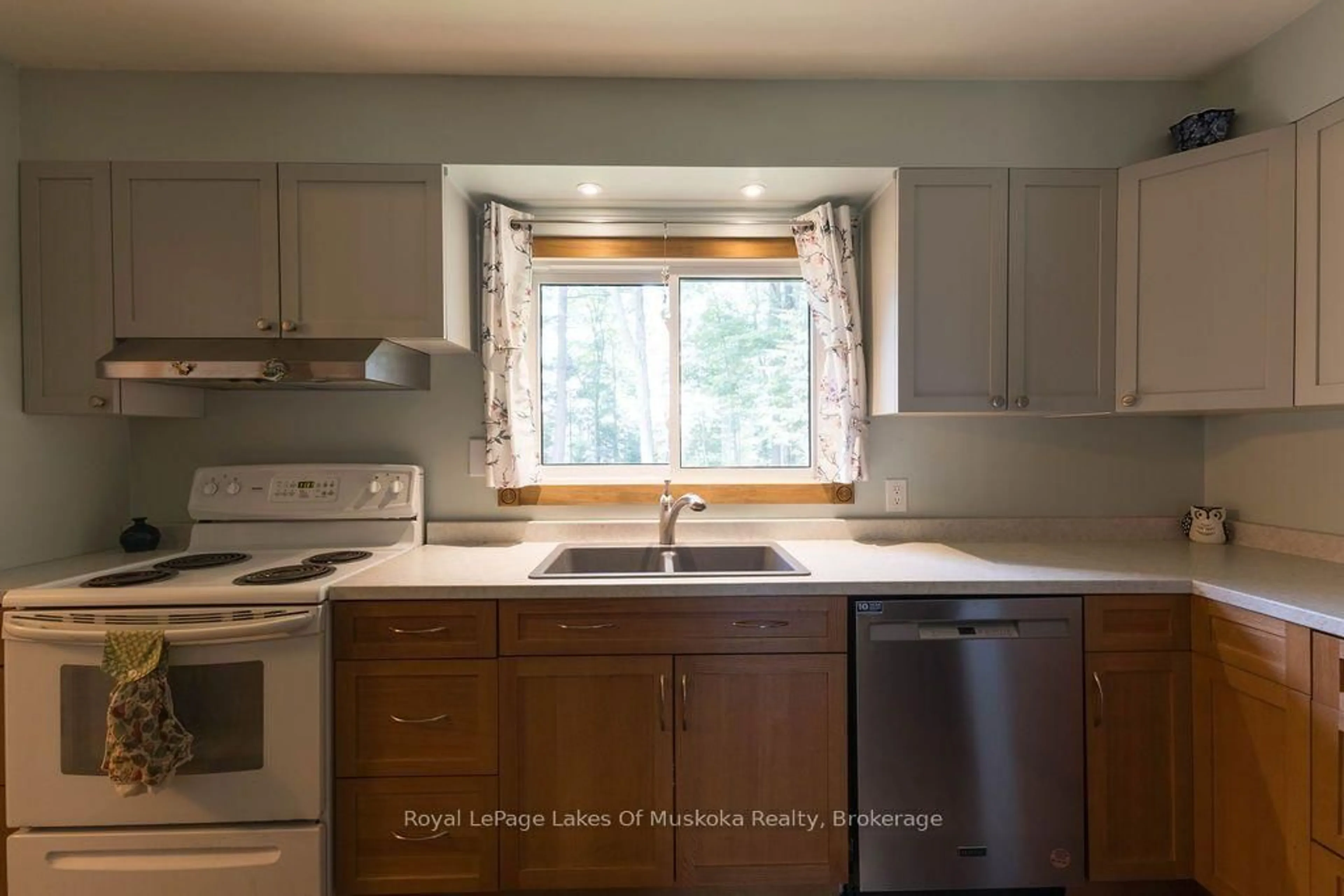 Standard kitchen, unknown for 950 Muskoka #3 Rd, Huntsville Ontario P1H 1E2