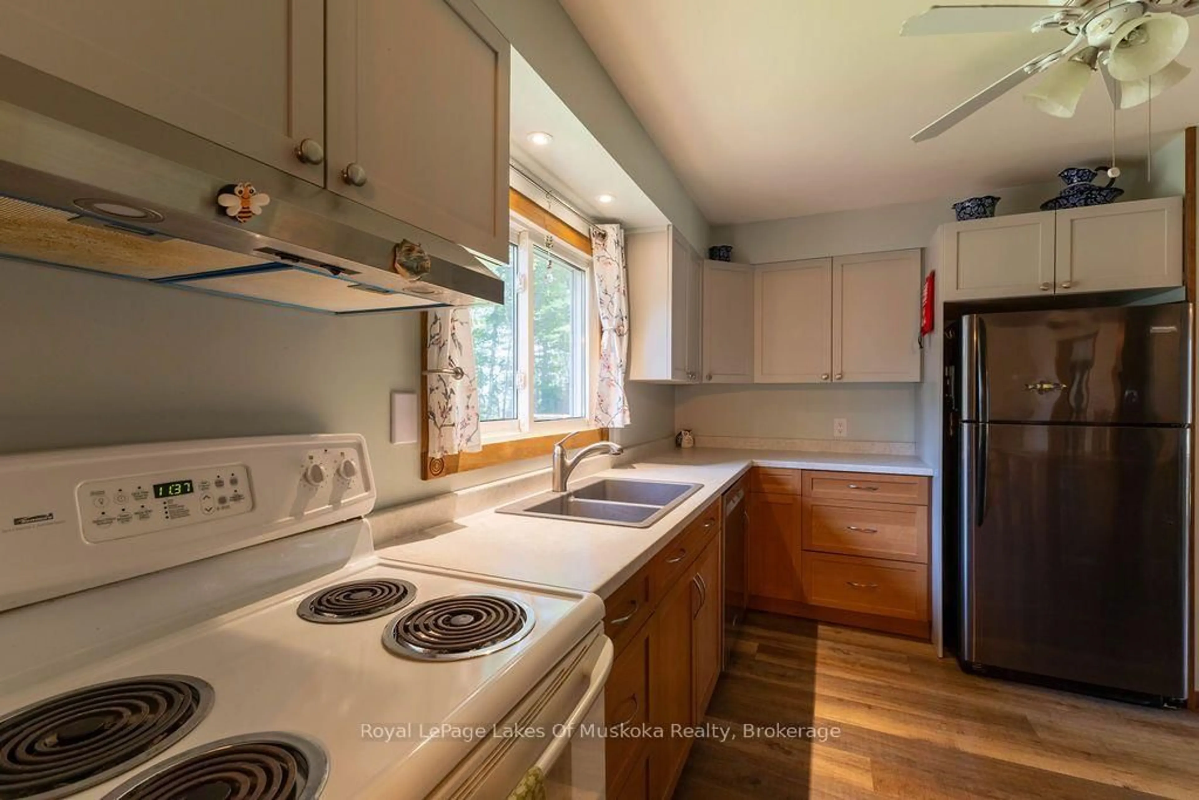 Standard kitchen, unknown for 950 Muskoka #3 Rd, Huntsville Ontario P1H 1E2