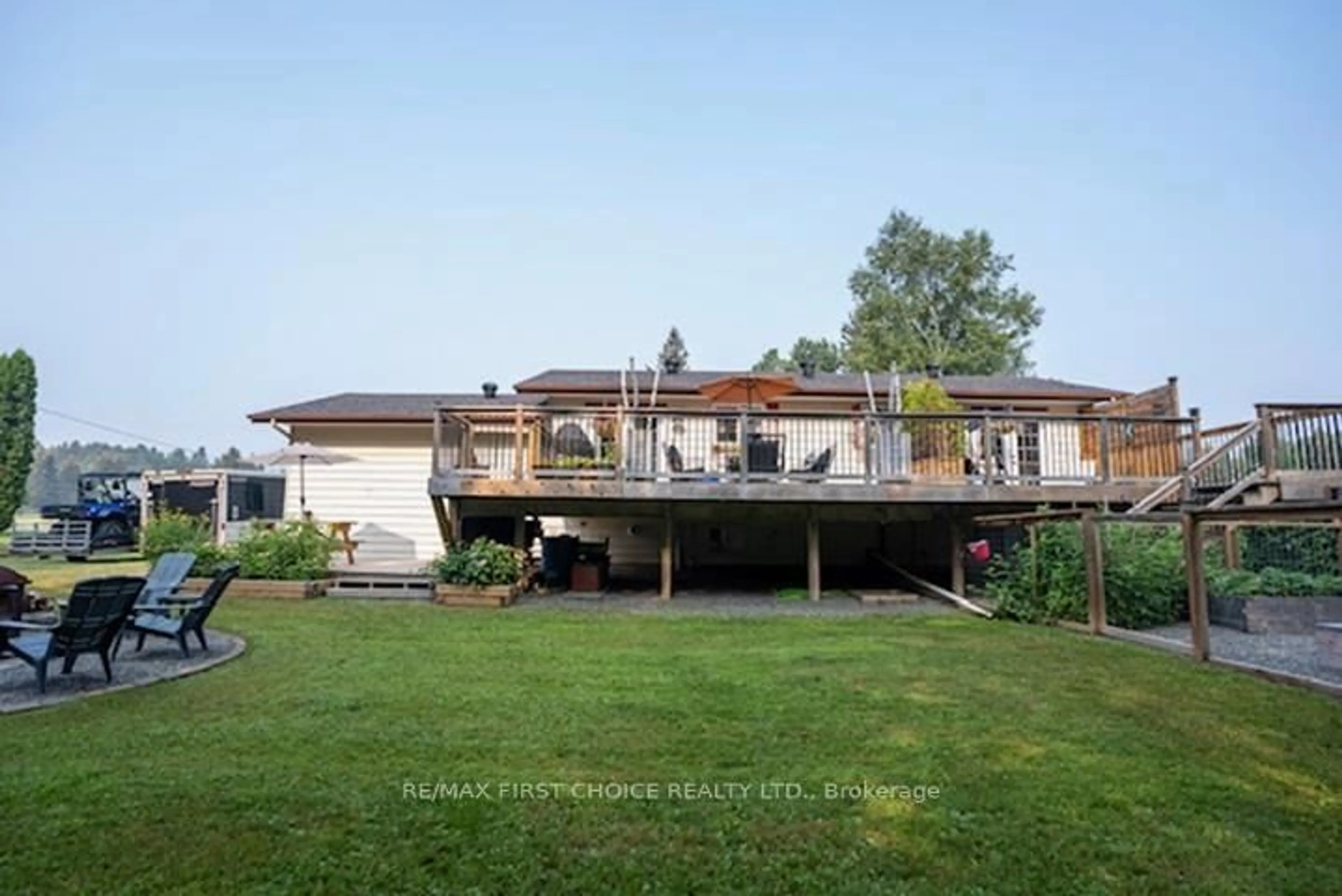 A pic from outside/outdoor area/front of a property/back of a property/a pic from drone, building for 2060 Glenoah Ave, Thunder Bay Ontario P7K 1J1