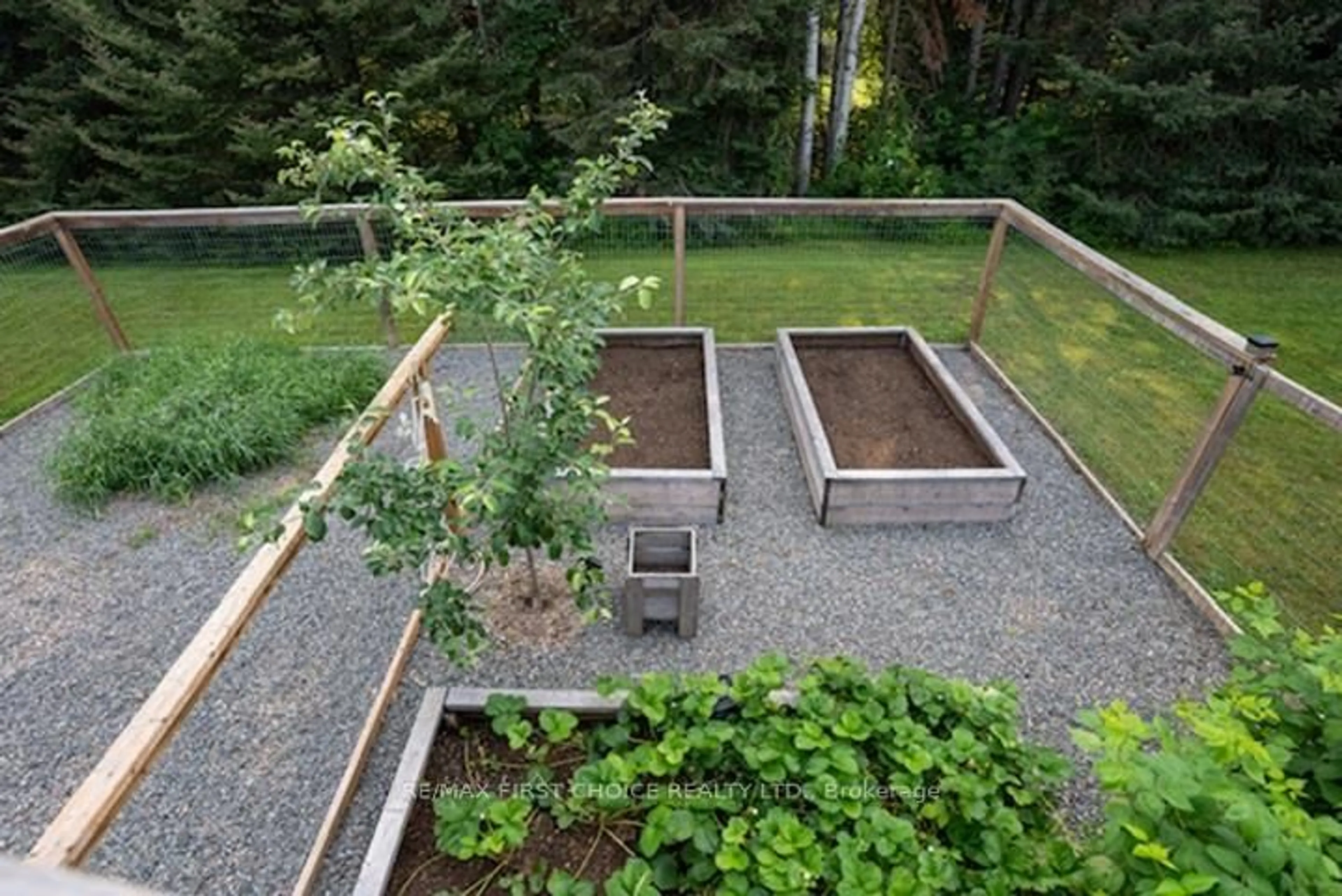 Patio, street for 2060 Glenoah Ave, Thunder Bay Ontario P7K 1J1