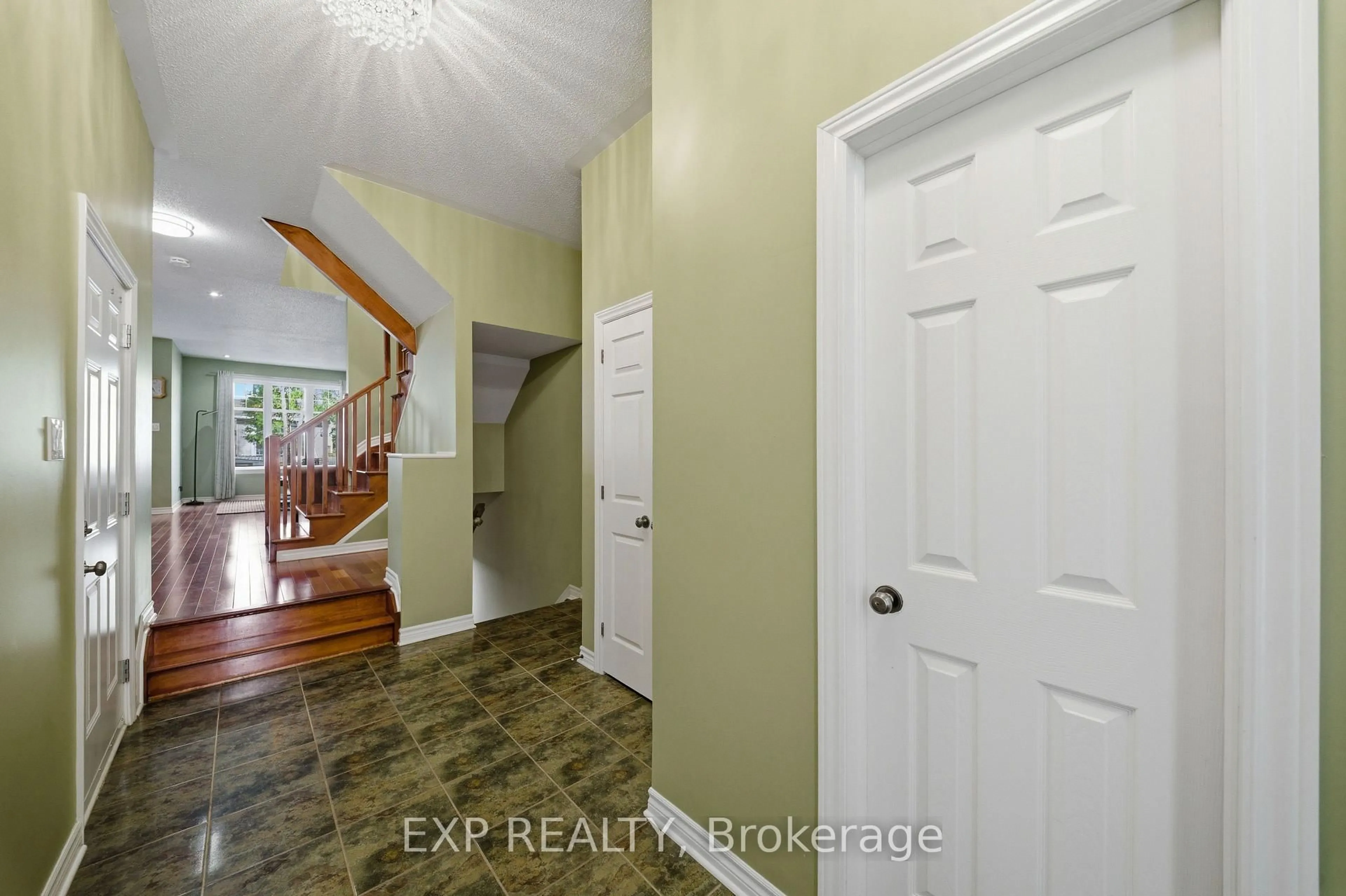 Indoor entryway for 4265 Kelly Farm Dr, Ottawa Ontario K1T 0A6
