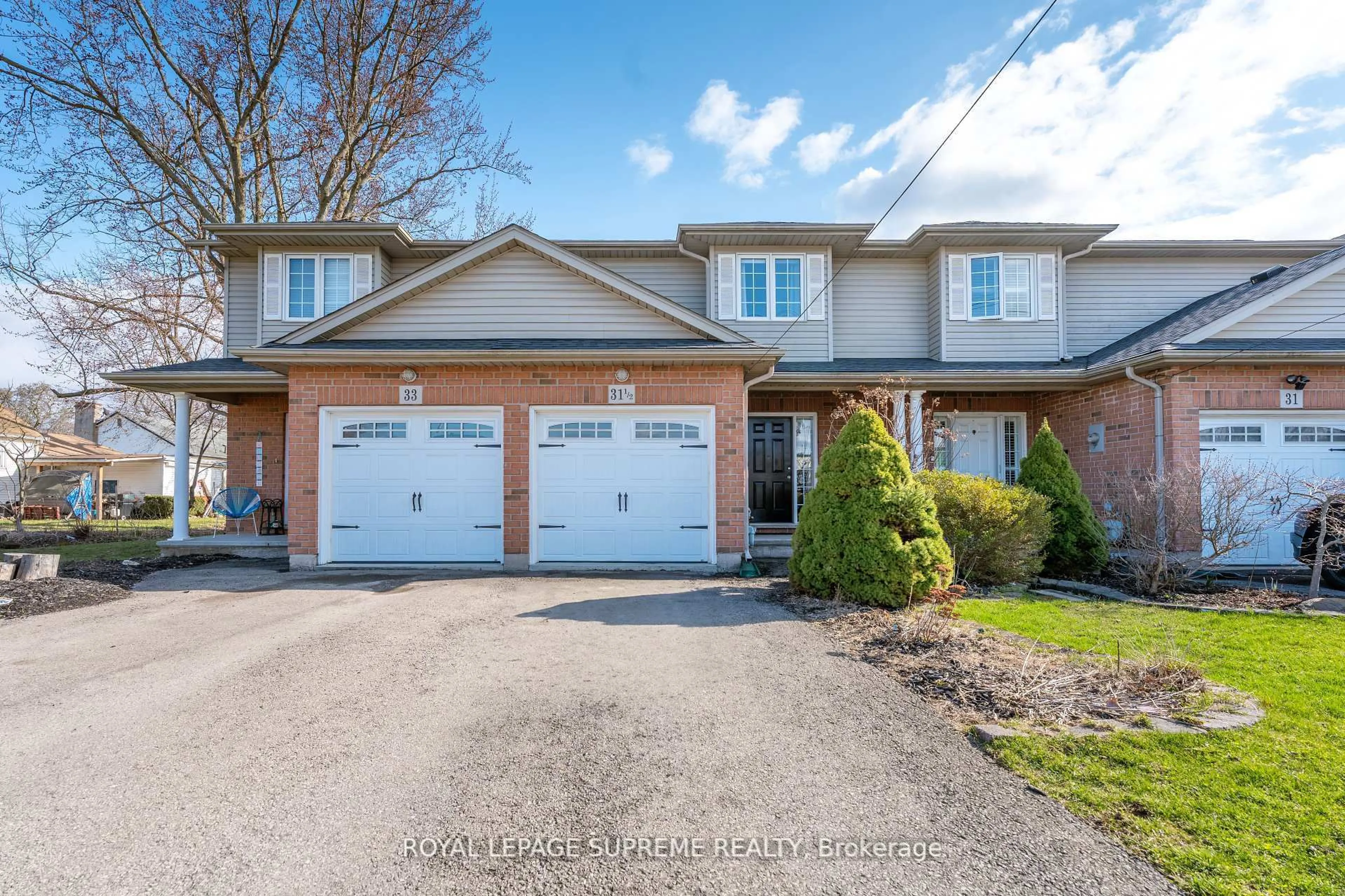 Home with brick exterior material, street for 31 1/2 Thorold Rd, Welland Ontario L3C 3T3