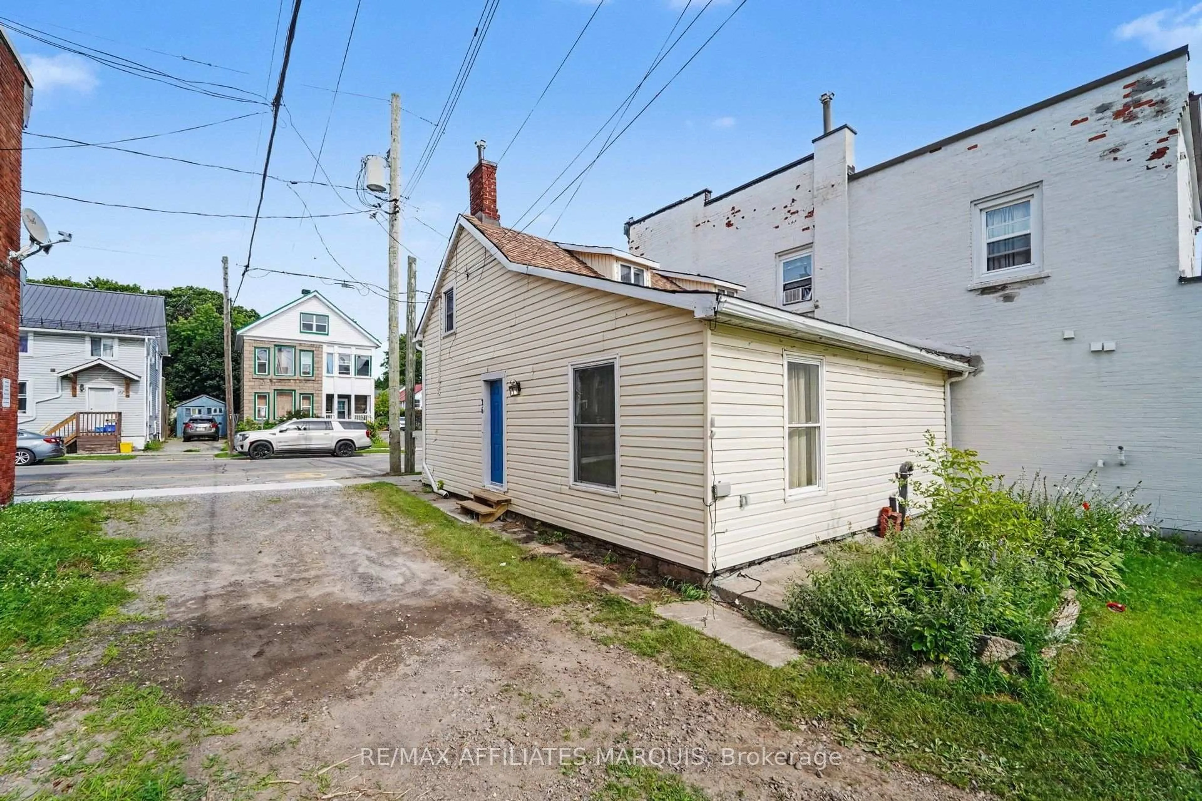 A pic from outside/outdoor area/front of a property/back of a property/a pic from drone, street for 26 Market St, Smiths Falls Ontario K7A 2E6