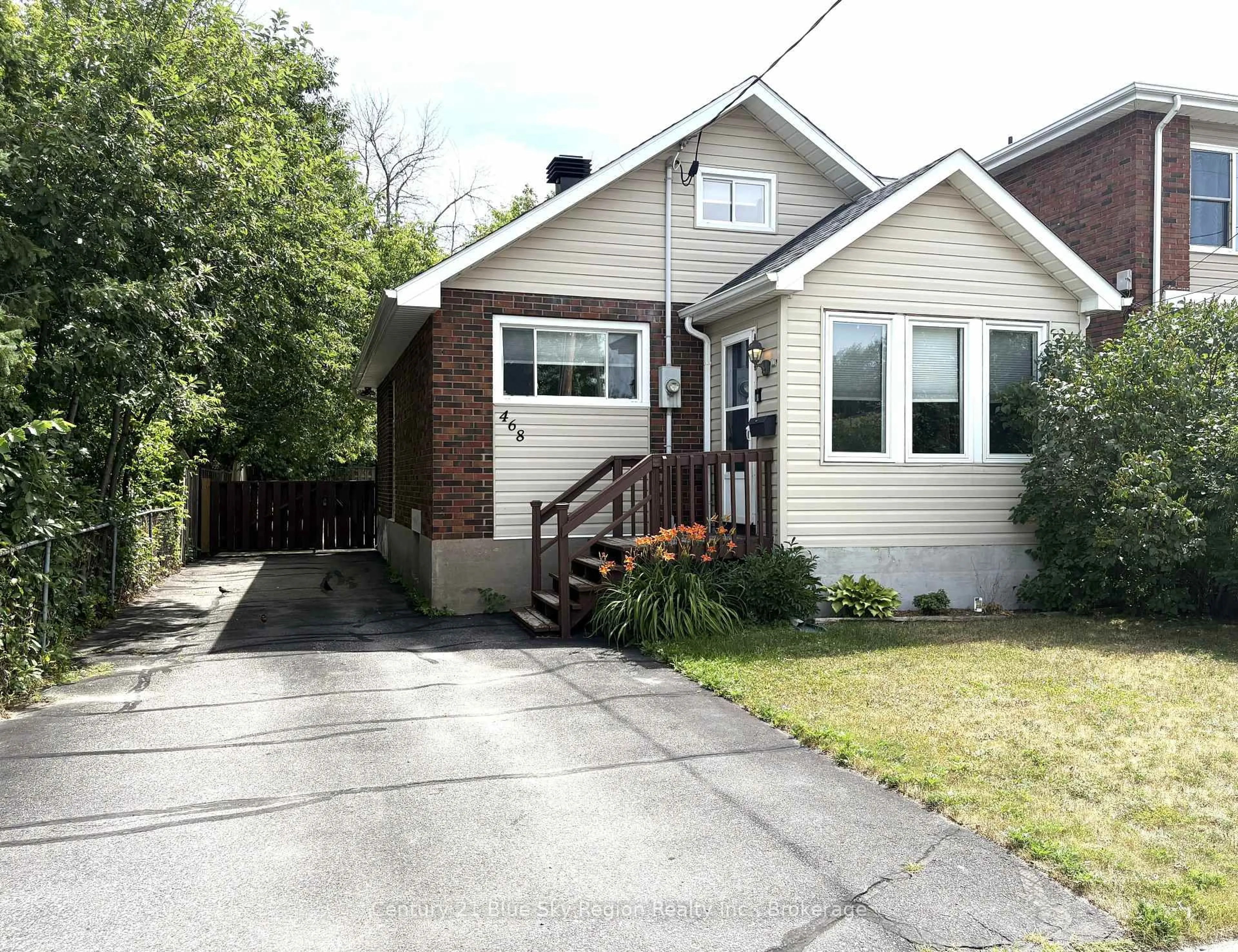 Home with vinyl exterior material, street for 468 King St, North Bay Ontario P1B 6A2