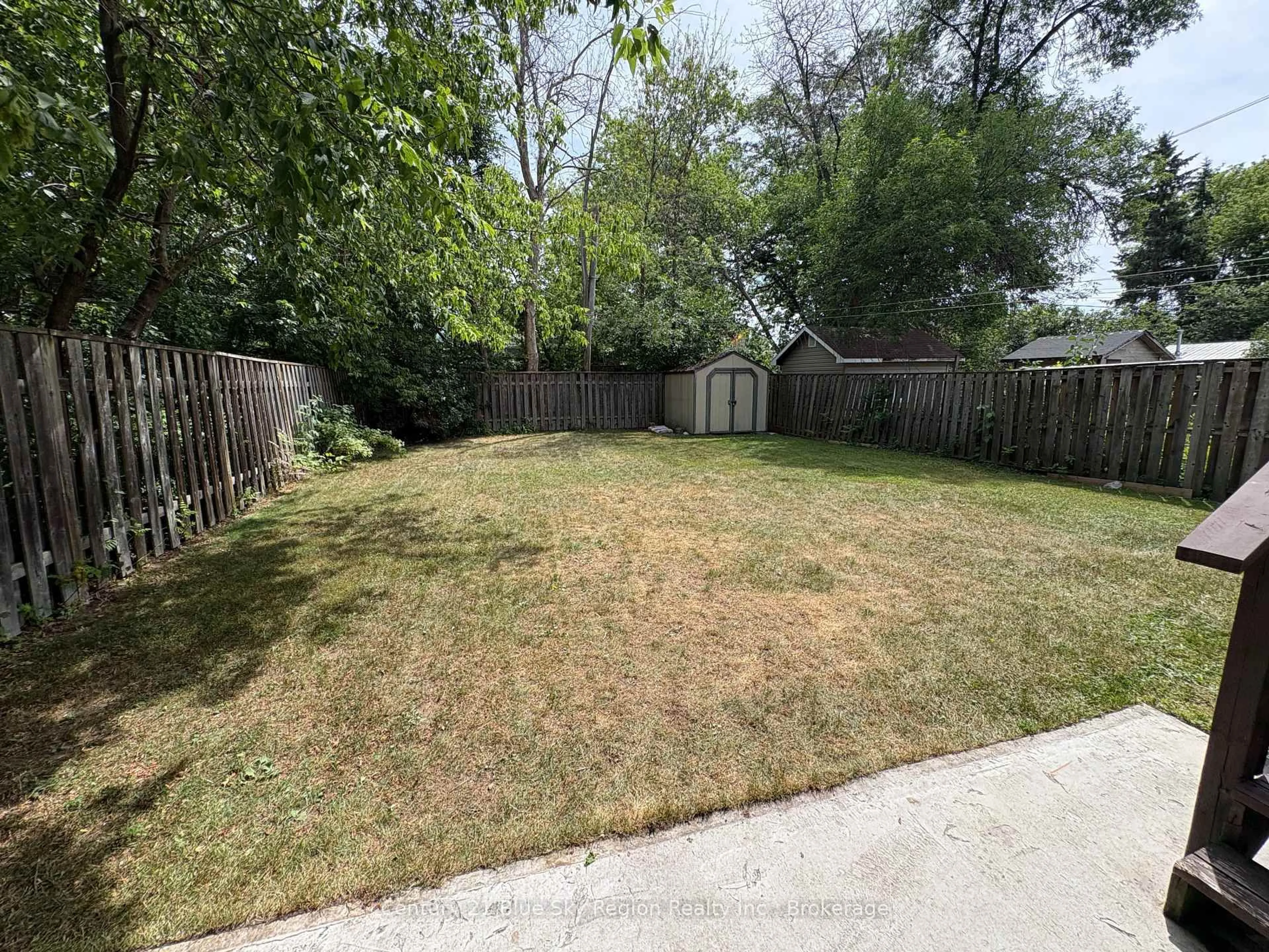 A pic from outside/outdoor area/front of a property/back of a property/a pic from drone, unknown for 468 King St, North Bay Ontario P1B 6A2