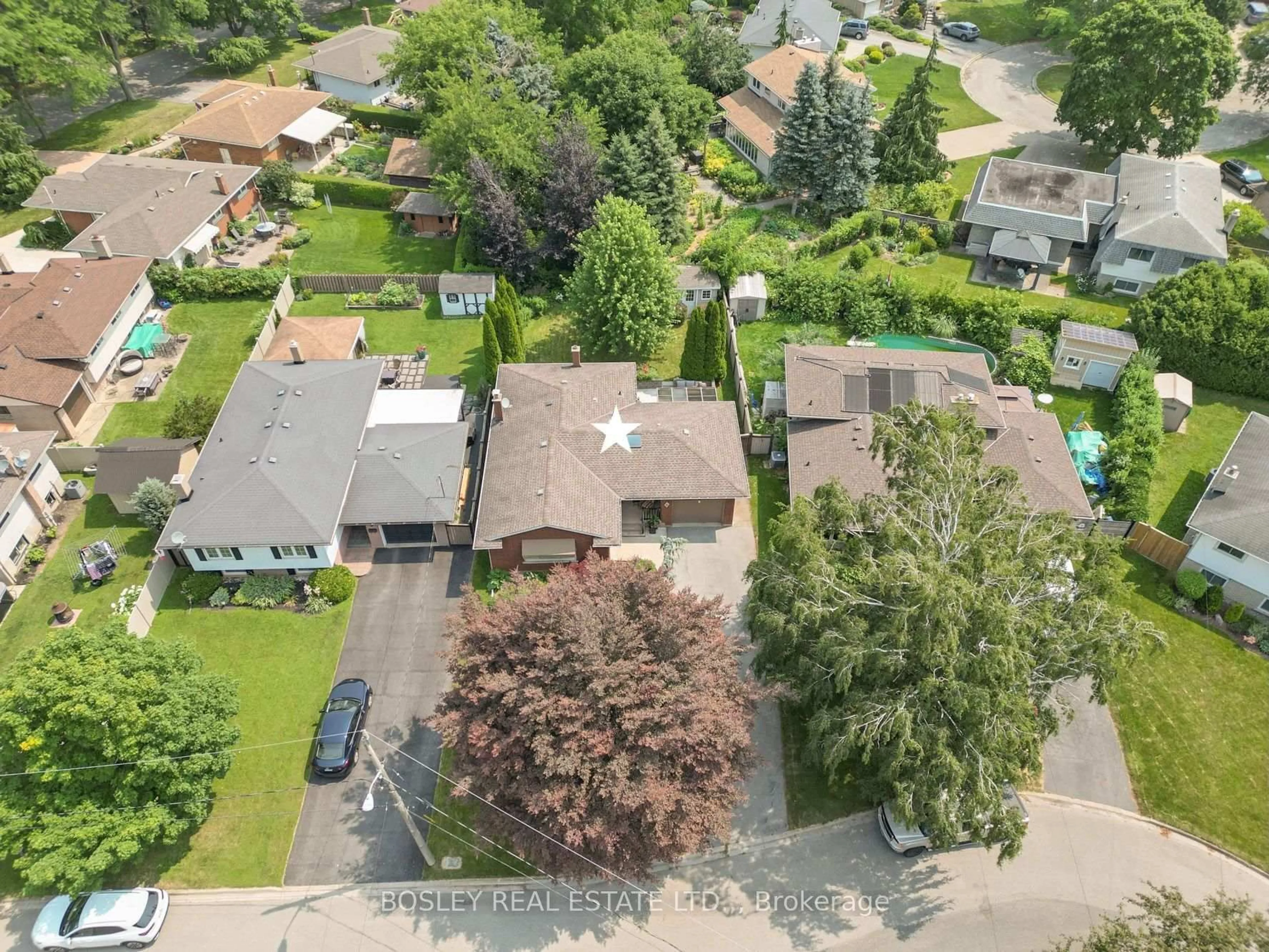 A pic from outside/outdoor area/front of a property/back of a property/a pic from drone, street for 6 Samuel Crt, St. Catharines Ontario L2M 6M2