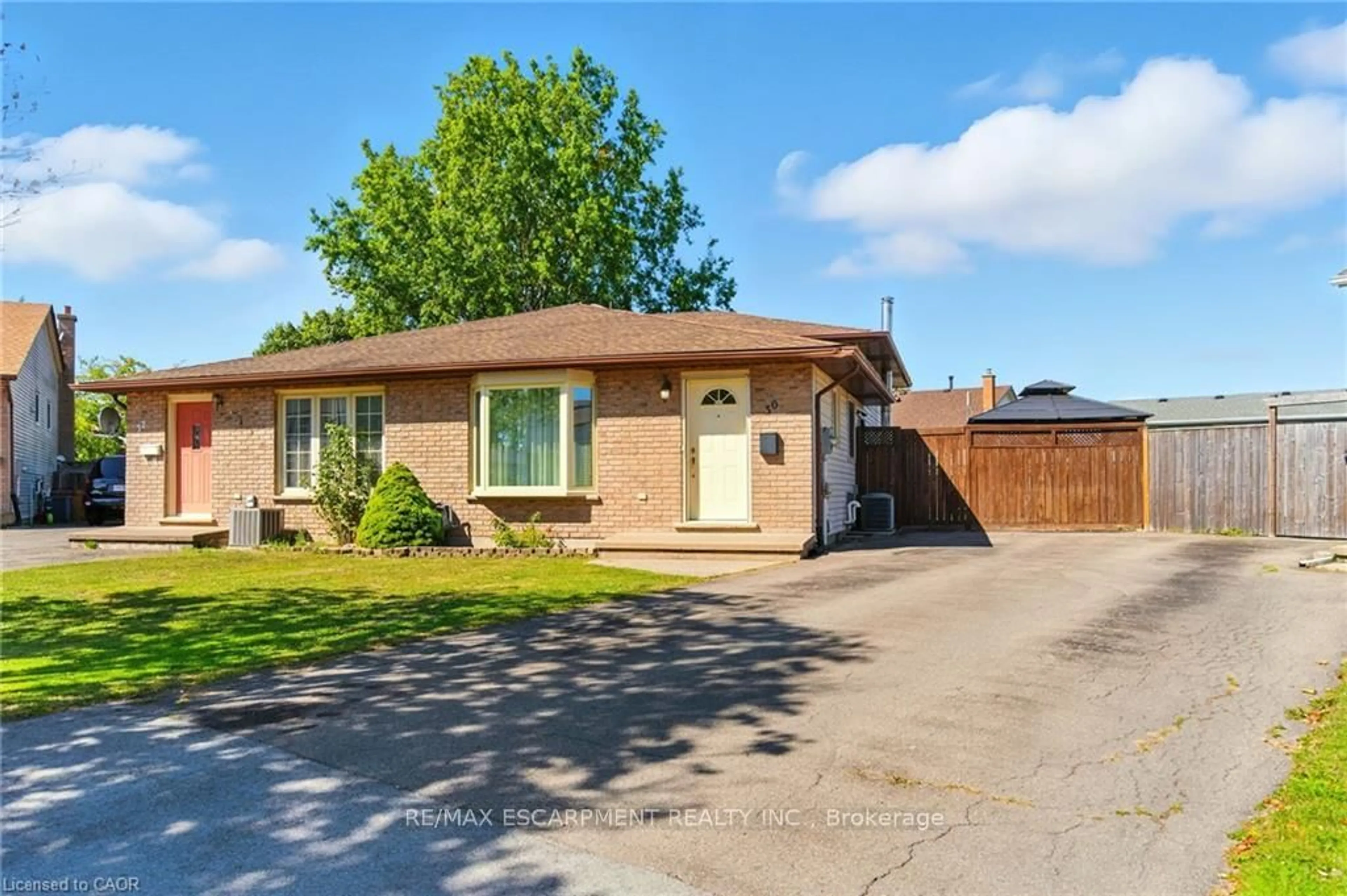 Home with brick exterior material, street for 30 Rainbow Crt, Welland Ontario L3C 6R4
