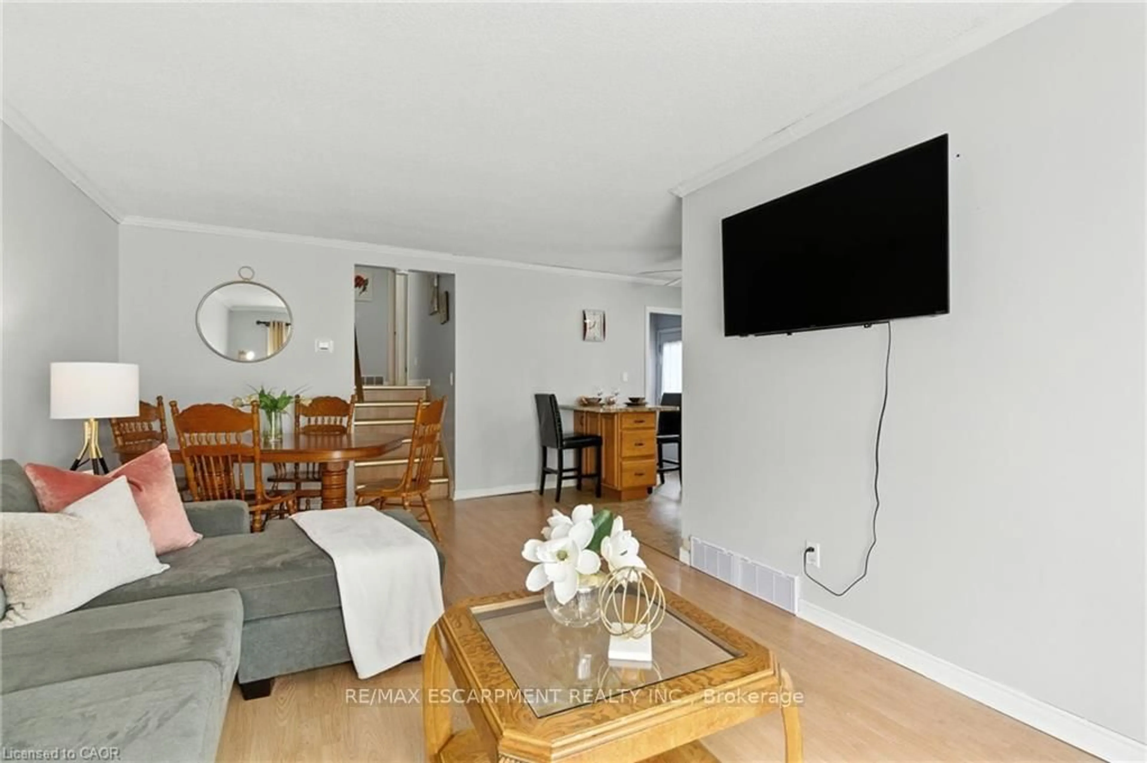 Living room with furniture, wood/laminate floor for 30 Rainbow Crt, Welland Ontario L3C 6R4