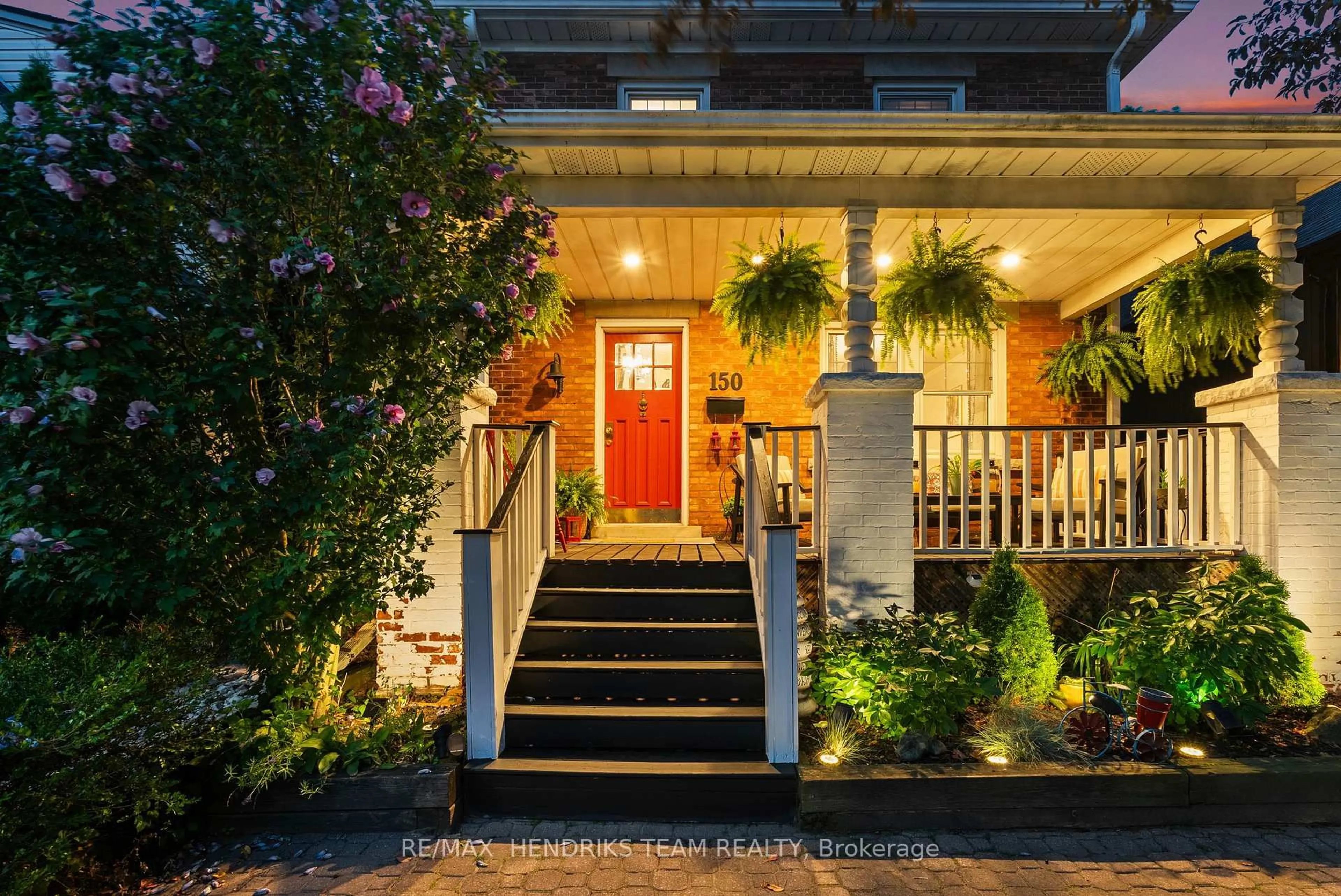 Indoor entryway for 150 York St, St. Catharines Ontario L2R 6E7
