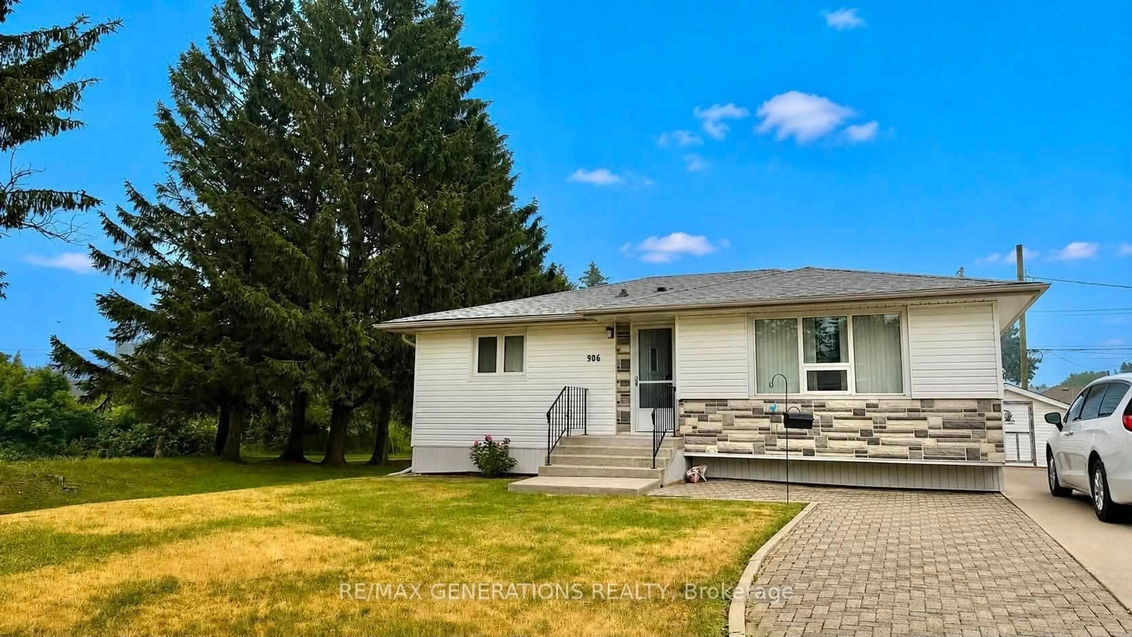 Home with vinyl exterior material, street for 906 HOME Ave, Thunder Bay Ontario P7E 3B3