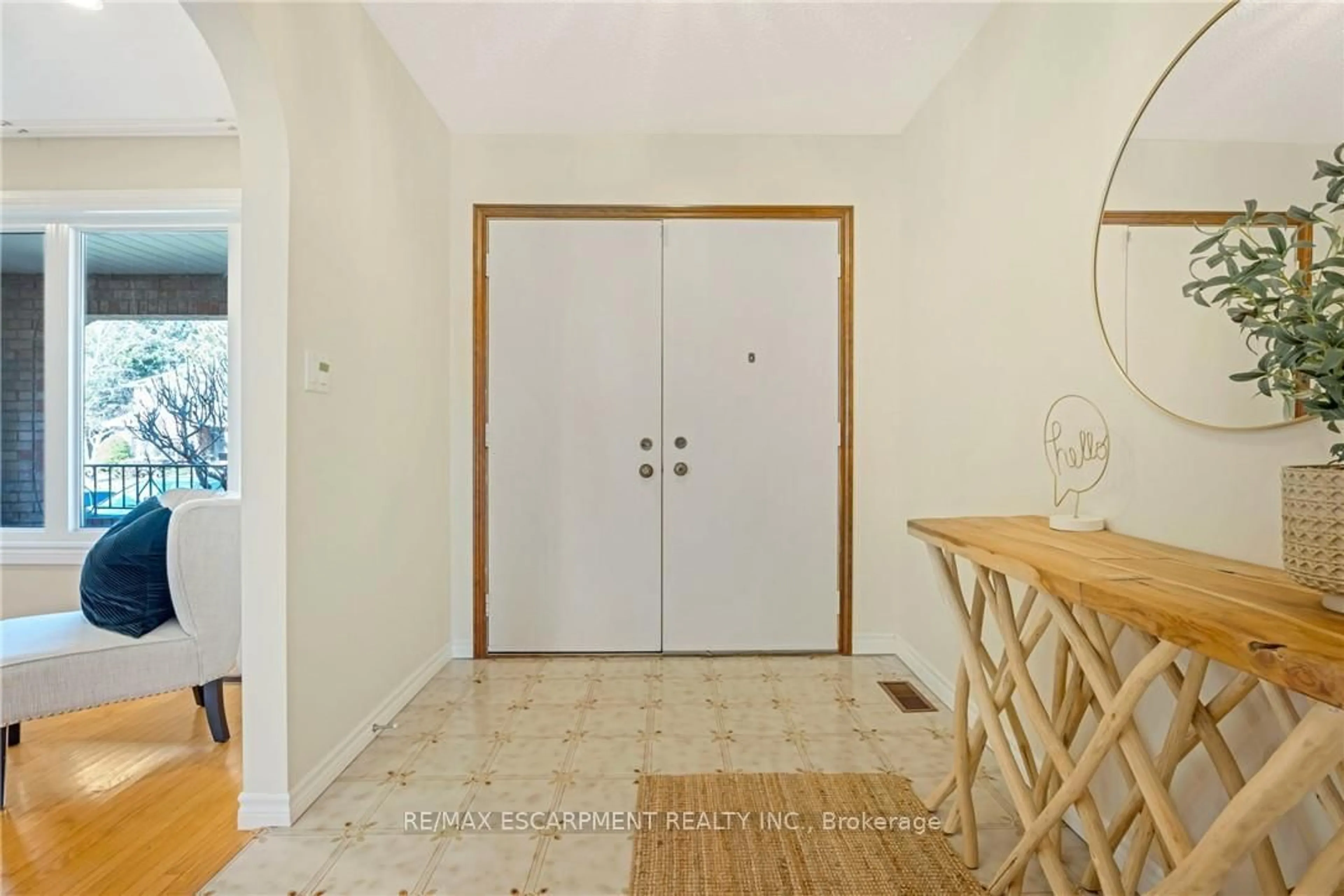 Indoor entryway for 36 Skylark Dr, Hamilton Ontario L9A 4Y2