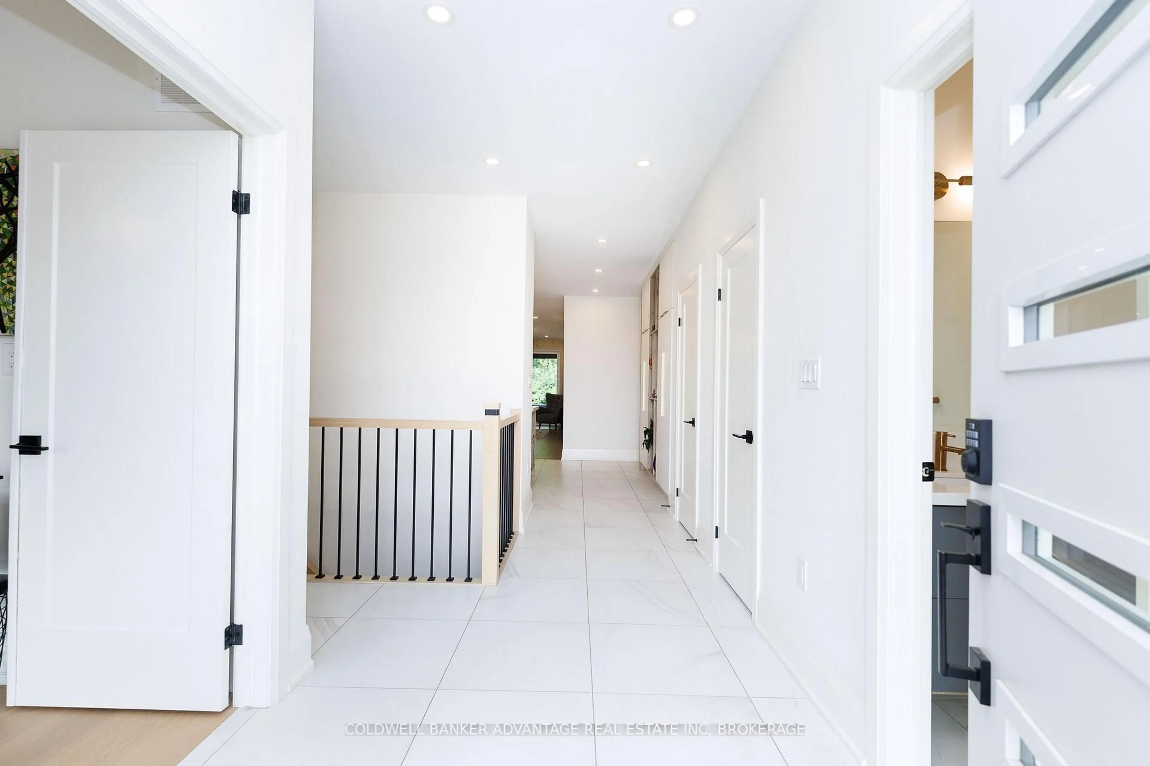 Indoor foyer for 445 Julia Dr, Welland Ontario L3C 0E7