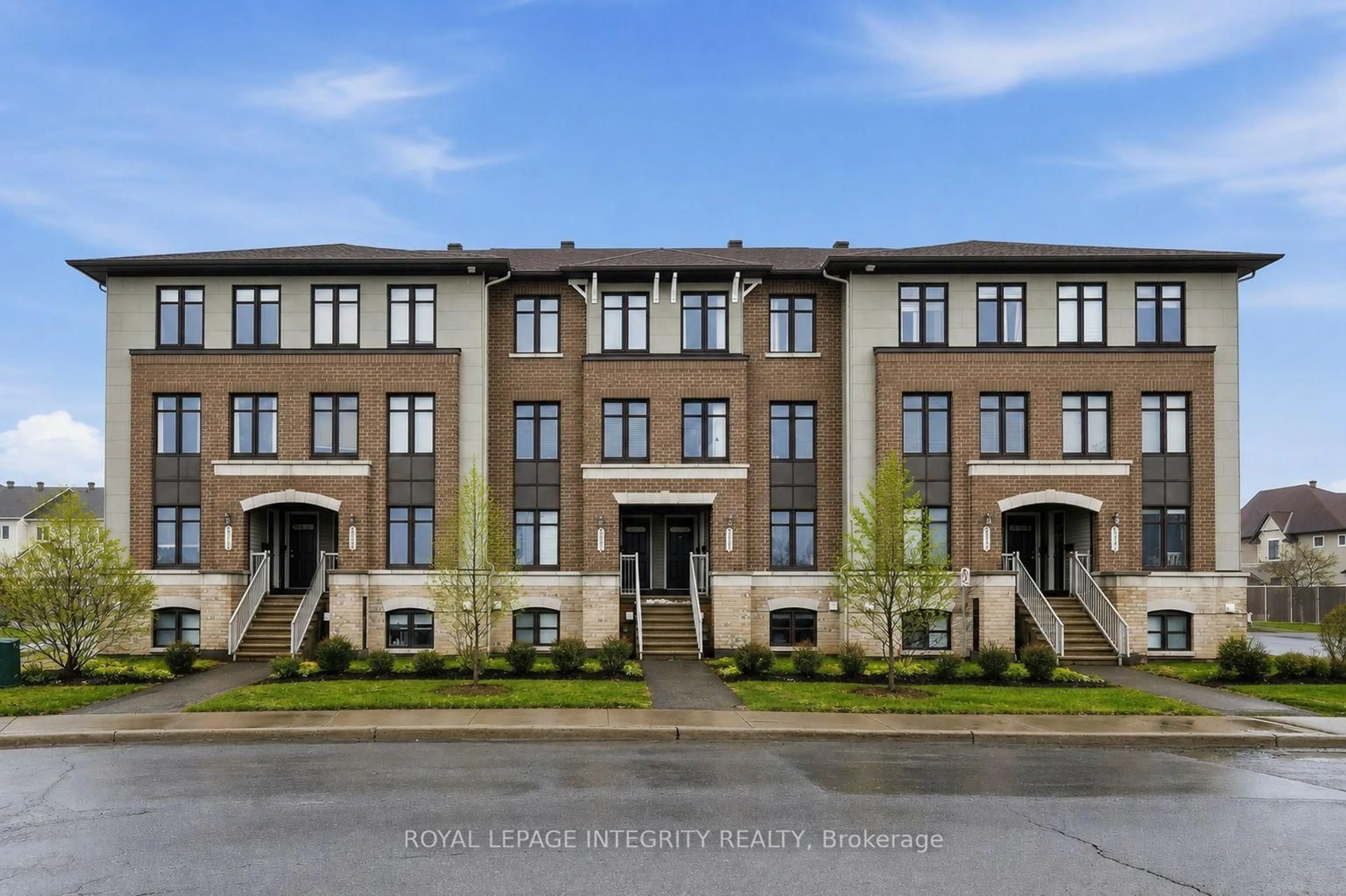 A pic from outside/outdoor area/front of a property/back of a property/a pic from drone, building for 2341 Esprit Dr, Ottawa Ontario K4A 0T4