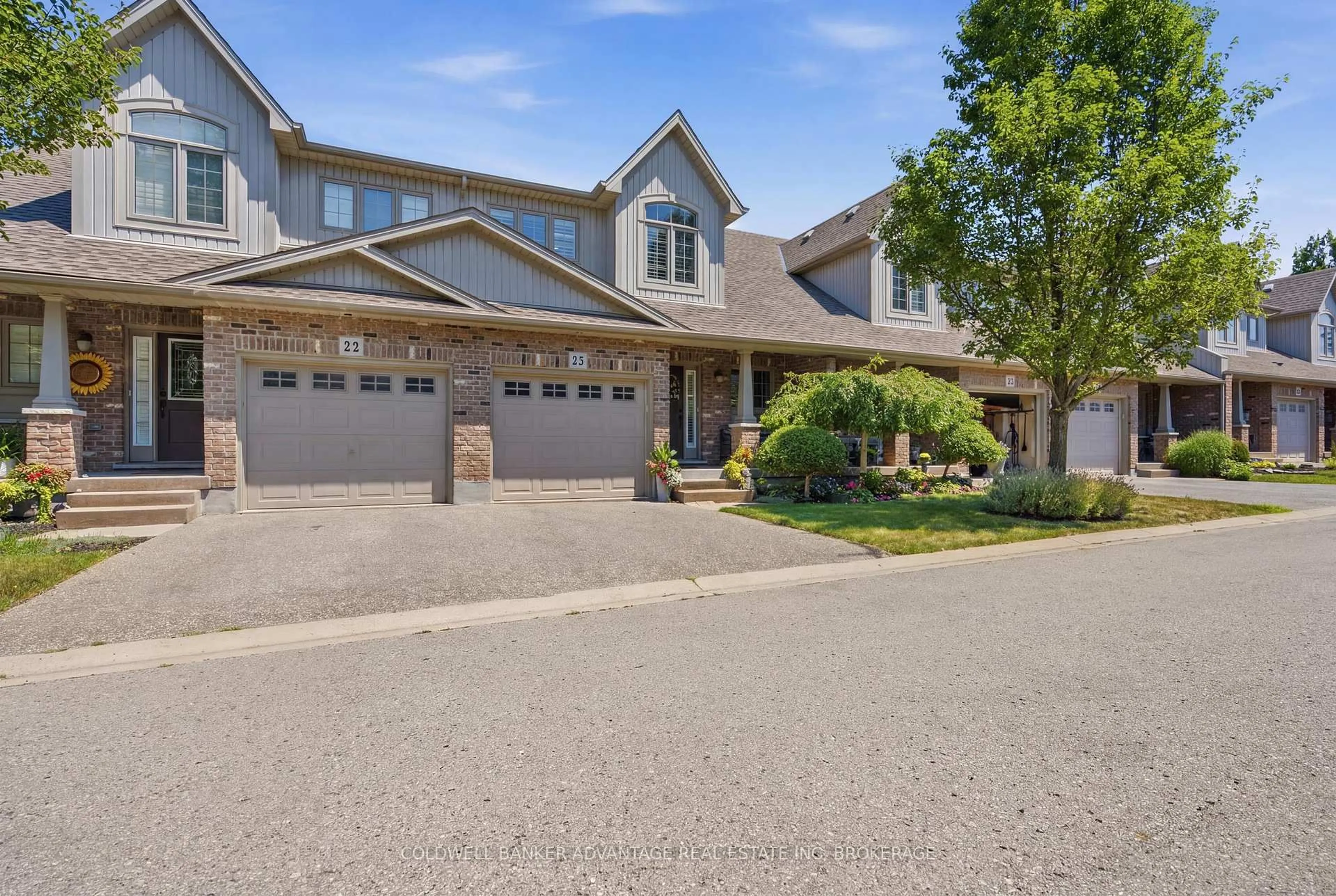 A pic from outside/outdoor area/front of a property/back of a property/a pic from drone, street for 7 Gibson Pl #23, St. Catharines Ontario L2R 0A3