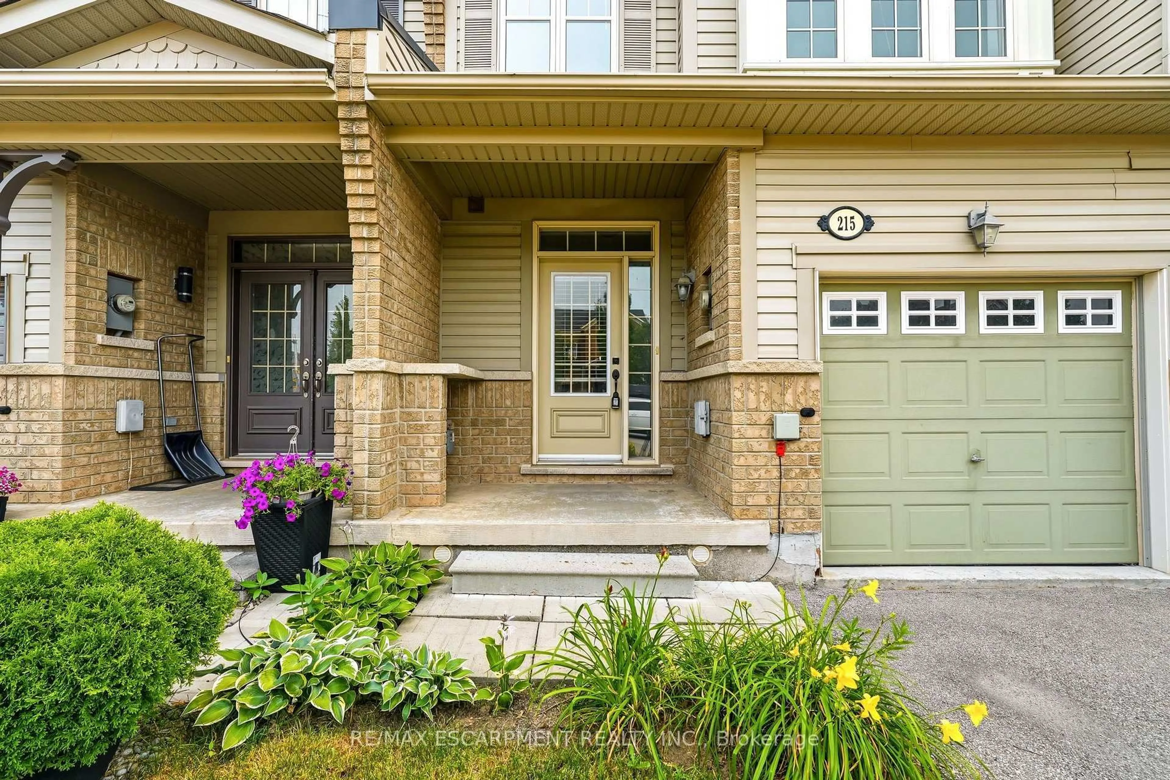 Indoor entryway for 215 Nisbet Blvd, Hamilton Ontario L0R 2H9