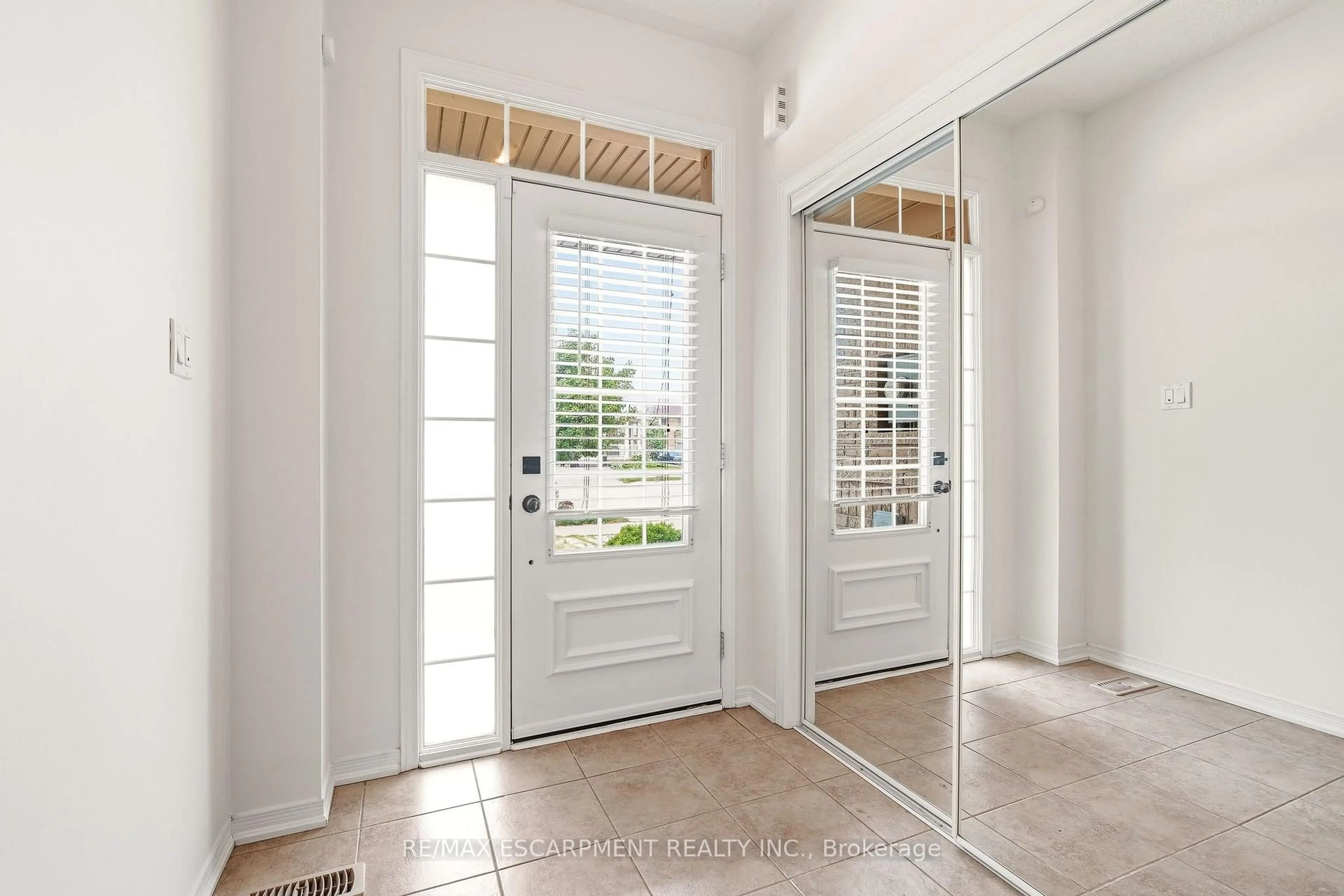 Indoor entryway for 215 Nisbet Blvd, Hamilton Ontario L0R 2H9