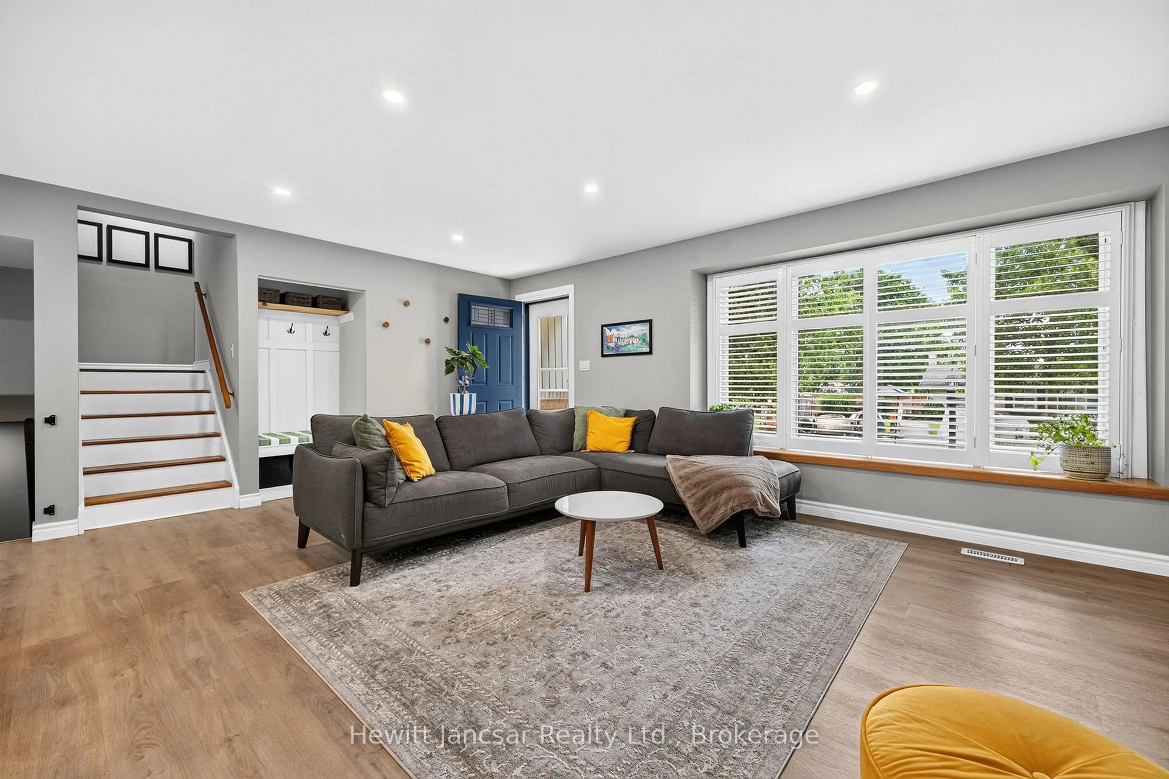 Living room with furniture, unknown for 987 Nesbitt Cres, Woodstock Ontario N4S 7N9