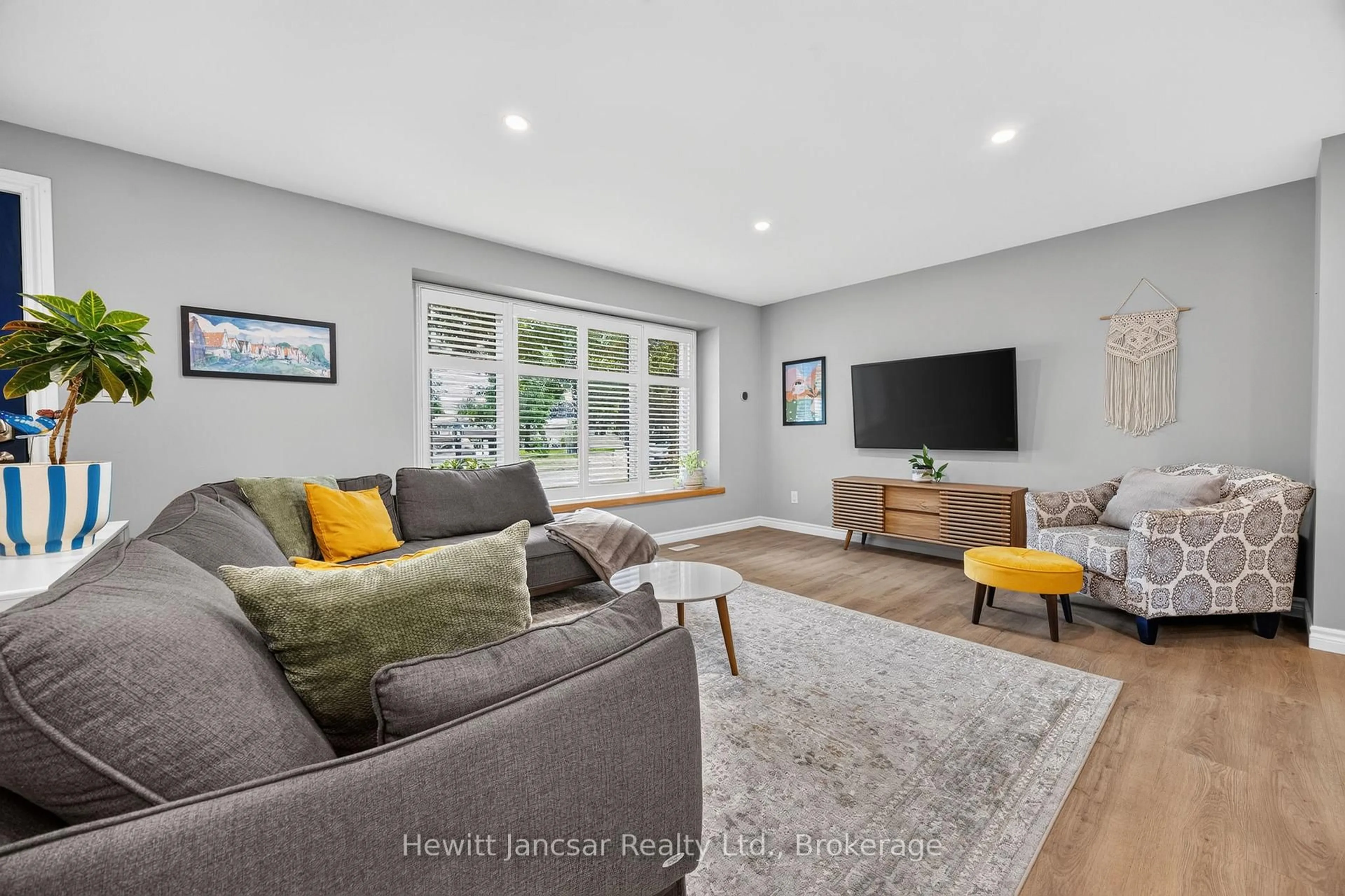 Living room with furniture, unknown for 987 Nesbitt Cres, Woodstock Ontario N4S 7N9