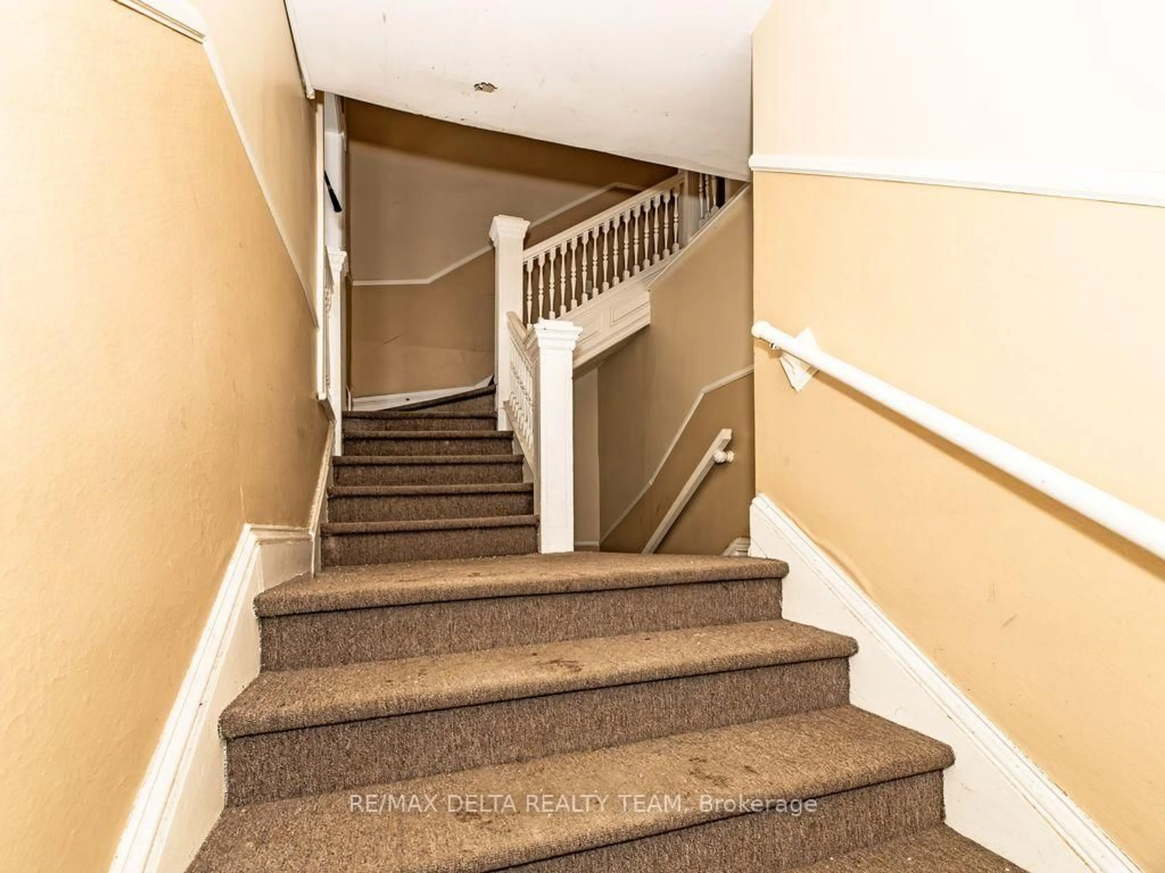 Stairs for 290-292 Daly Ave, Ottawa Ontario K1N 6G5