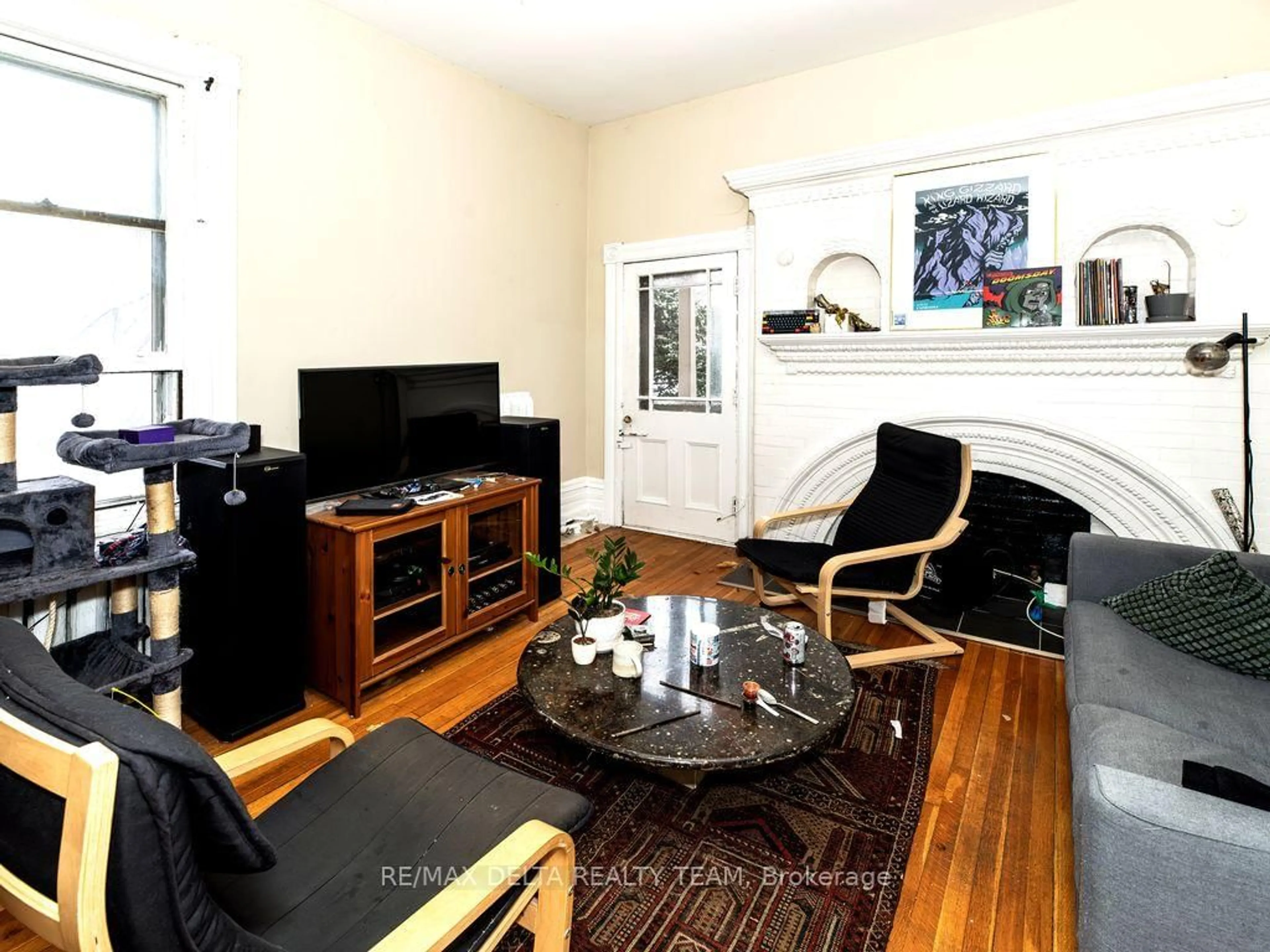 Living room with furniture, wood/laminate floor for 290-292 Daly Ave, Ottawa Ontario K1N 6G5