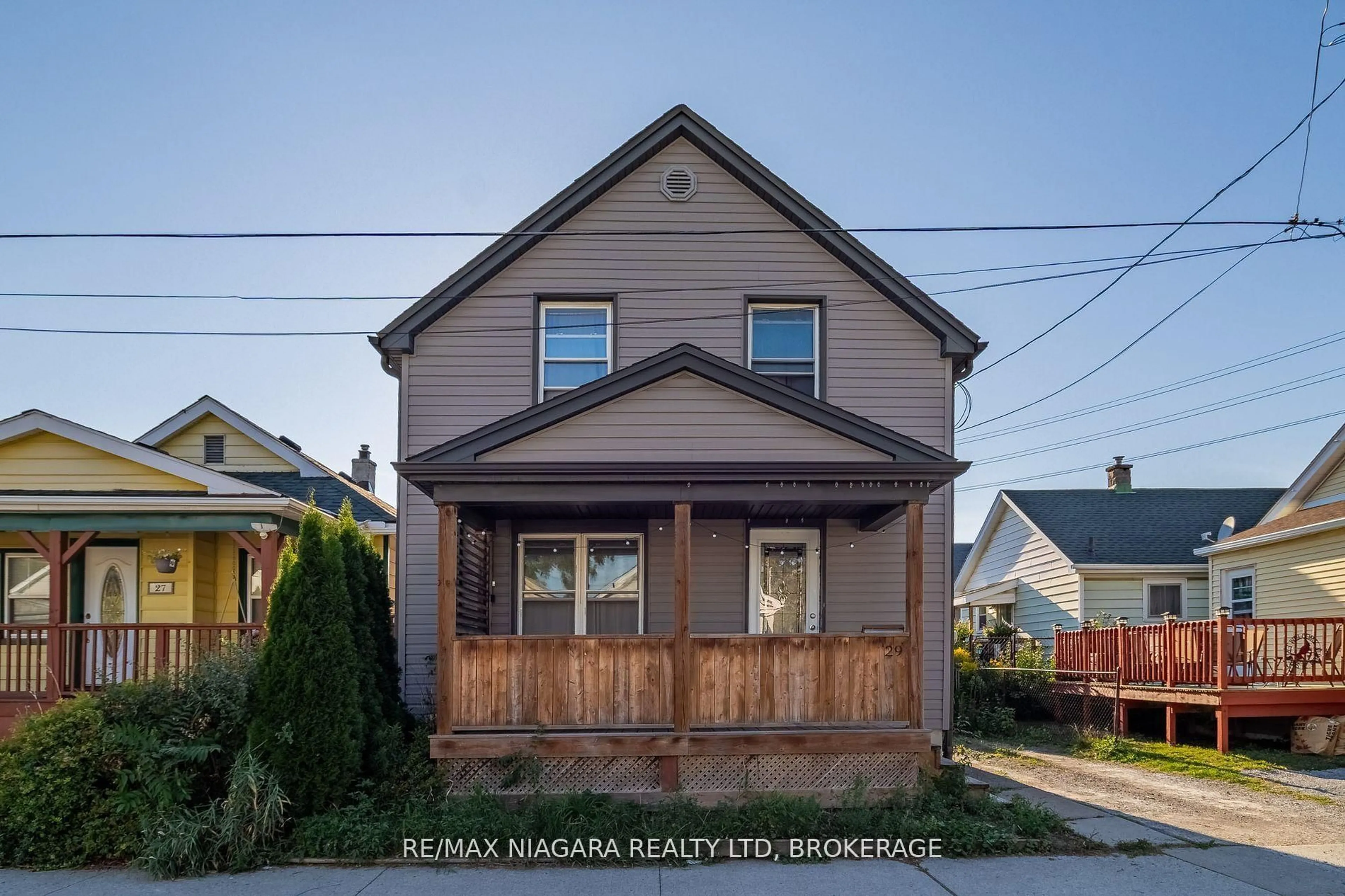 Home with vinyl exterior material, street for 29 Wilson St, St. Catharines Ontario L2R 5Z9