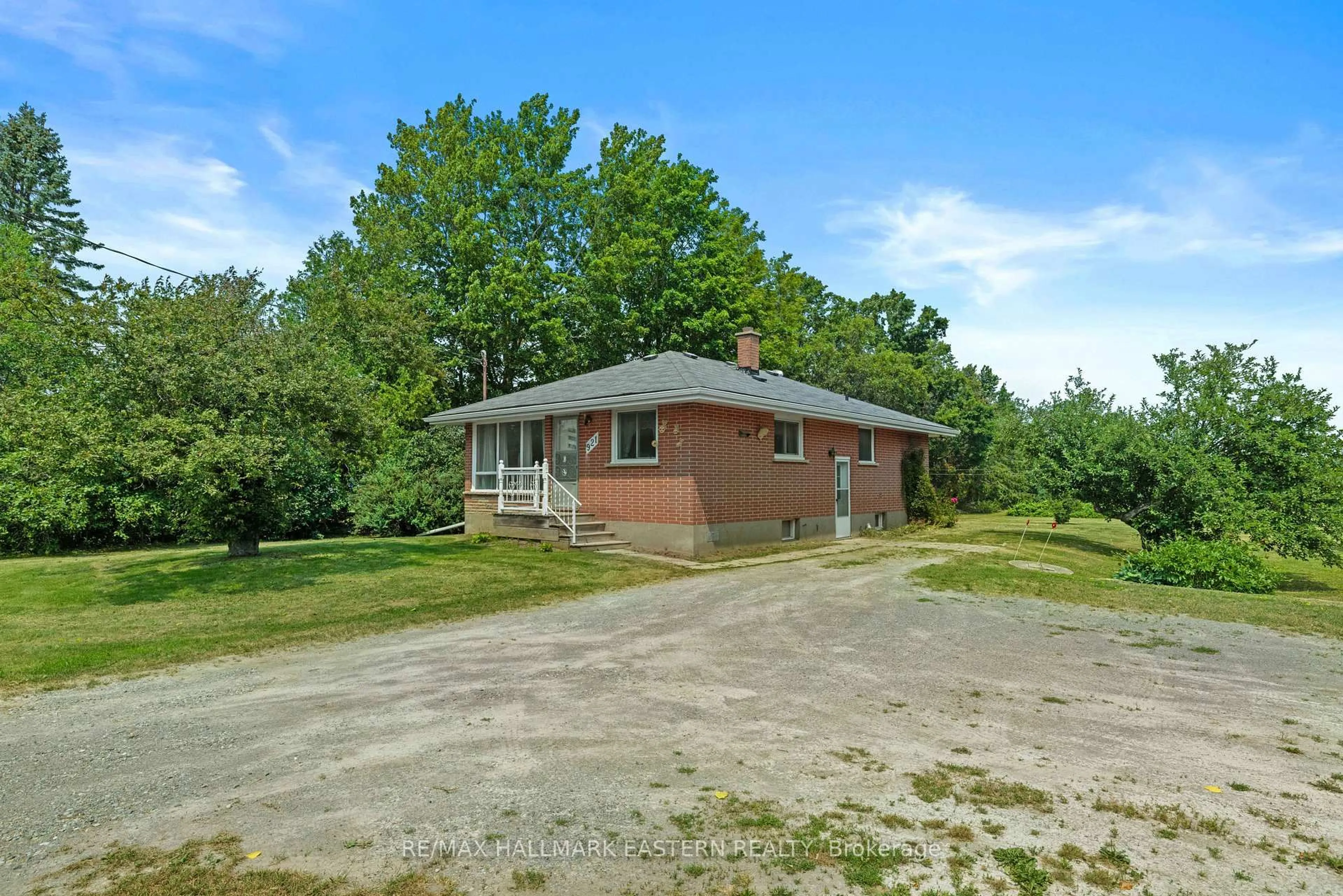 A pic from outside/outdoor area/front of a property/back of a property/a pic from drone, building for 921 Robinson Rd, Selwyn Ontario K0L 1T0