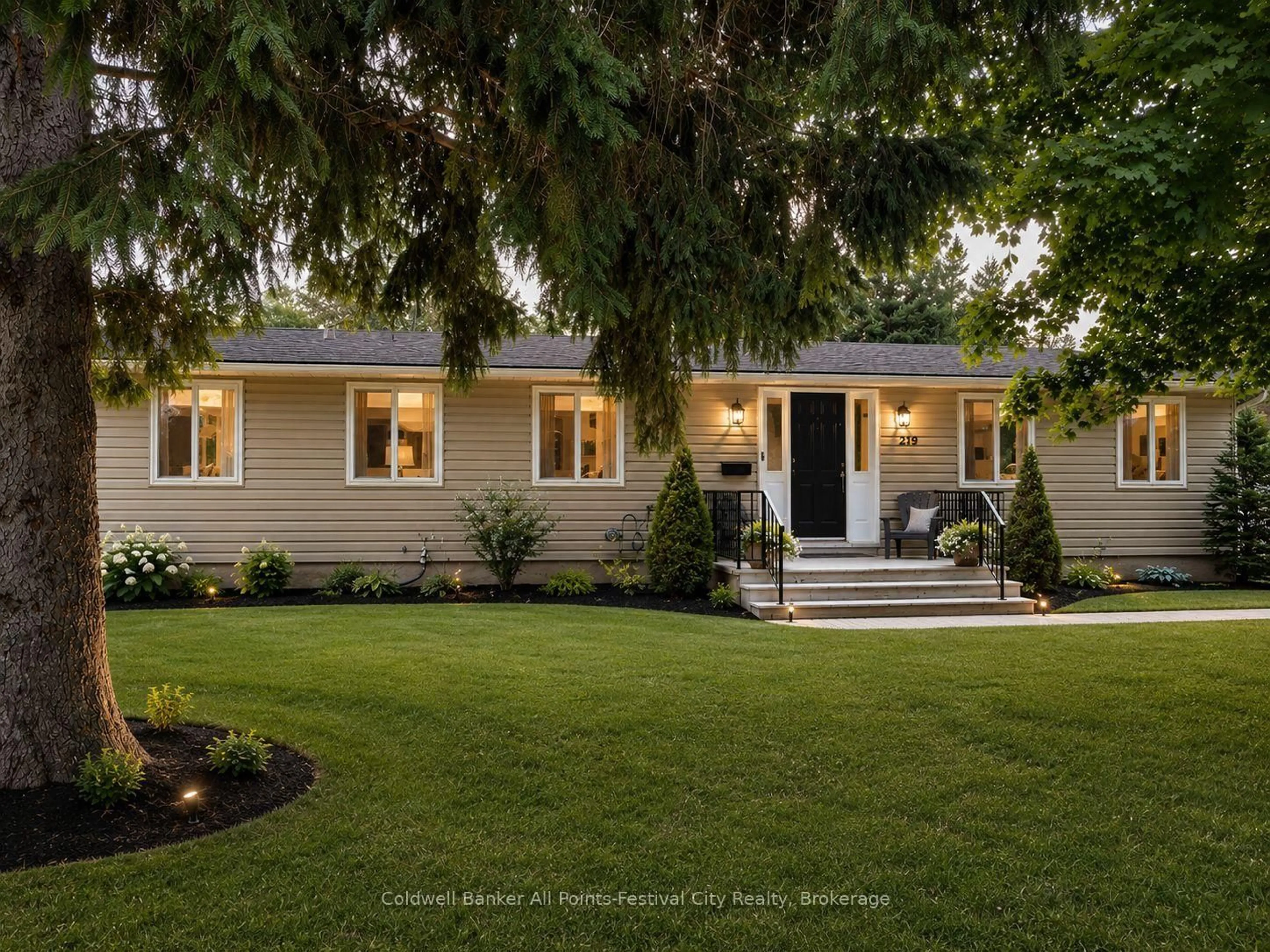 Home with vinyl exterior material, street for 219 St. David St, West Perth Ontario N0K 1N0
