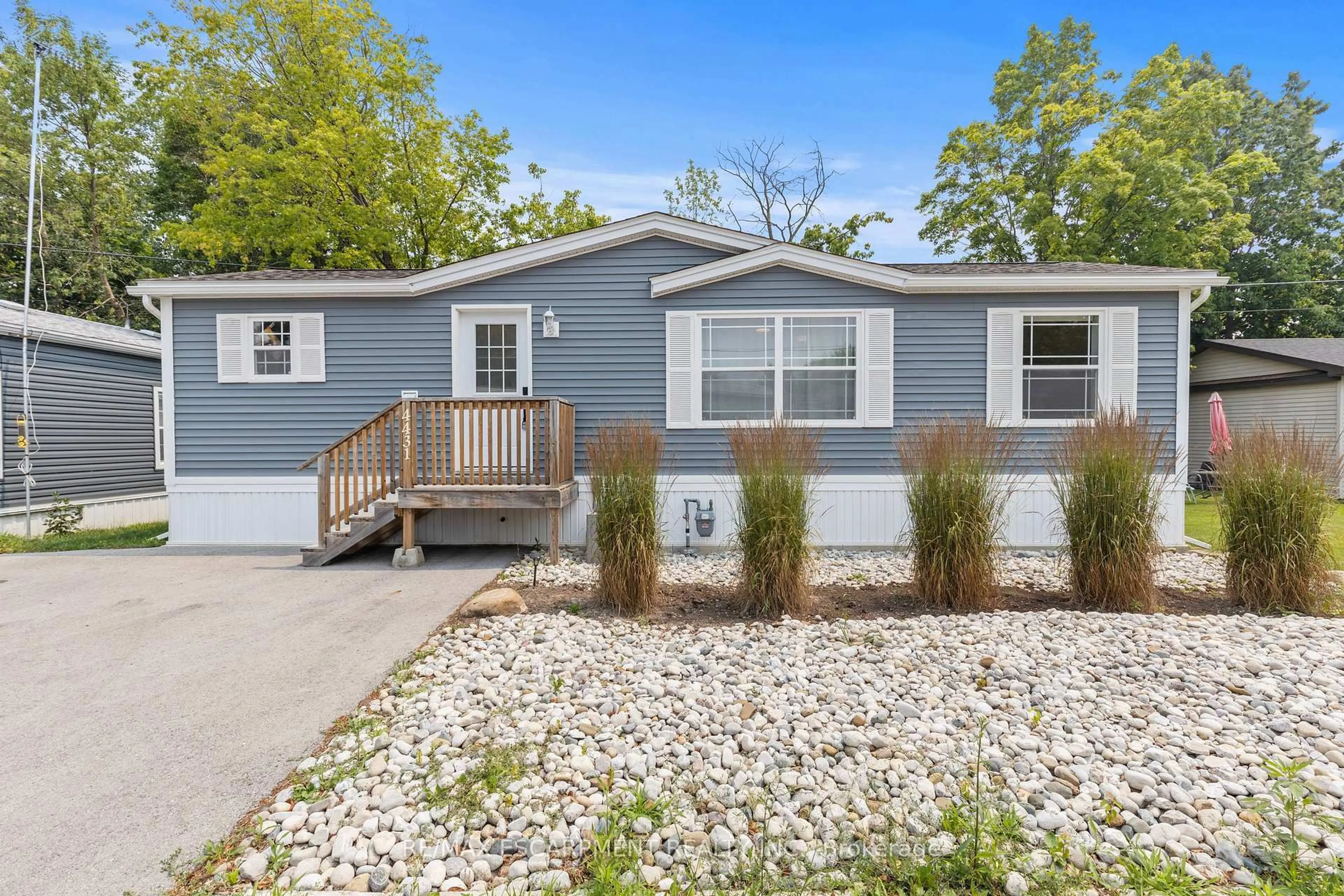 Home with vinyl exterior material, street for 4431 Timothy Lane, Lincoln Ontario L3J 0W1