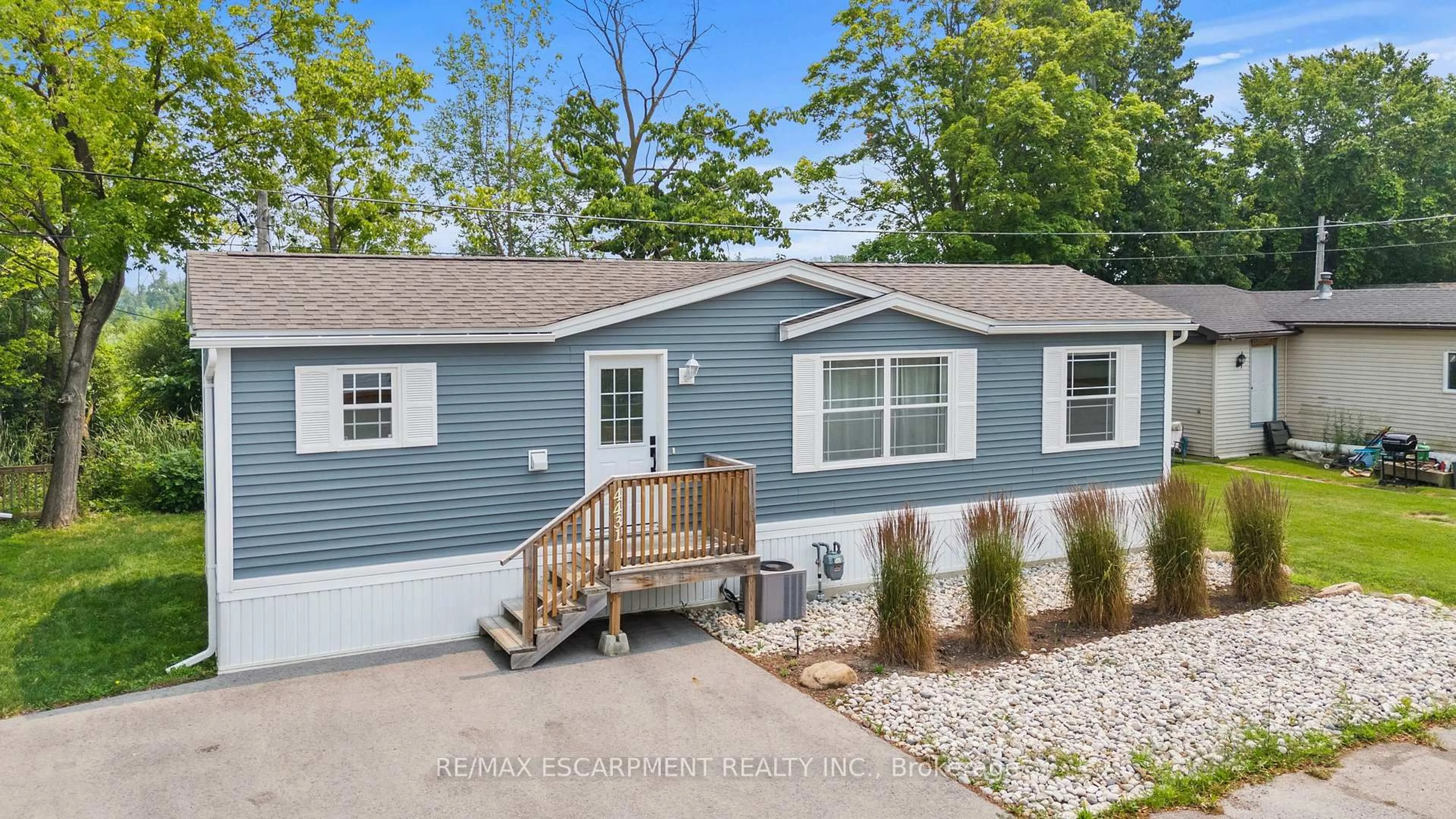 Home with vinyl exterior material, water/lake/river/ocean view for 4431 Timothy Lane, Lincoln Ontario L3J 0W1