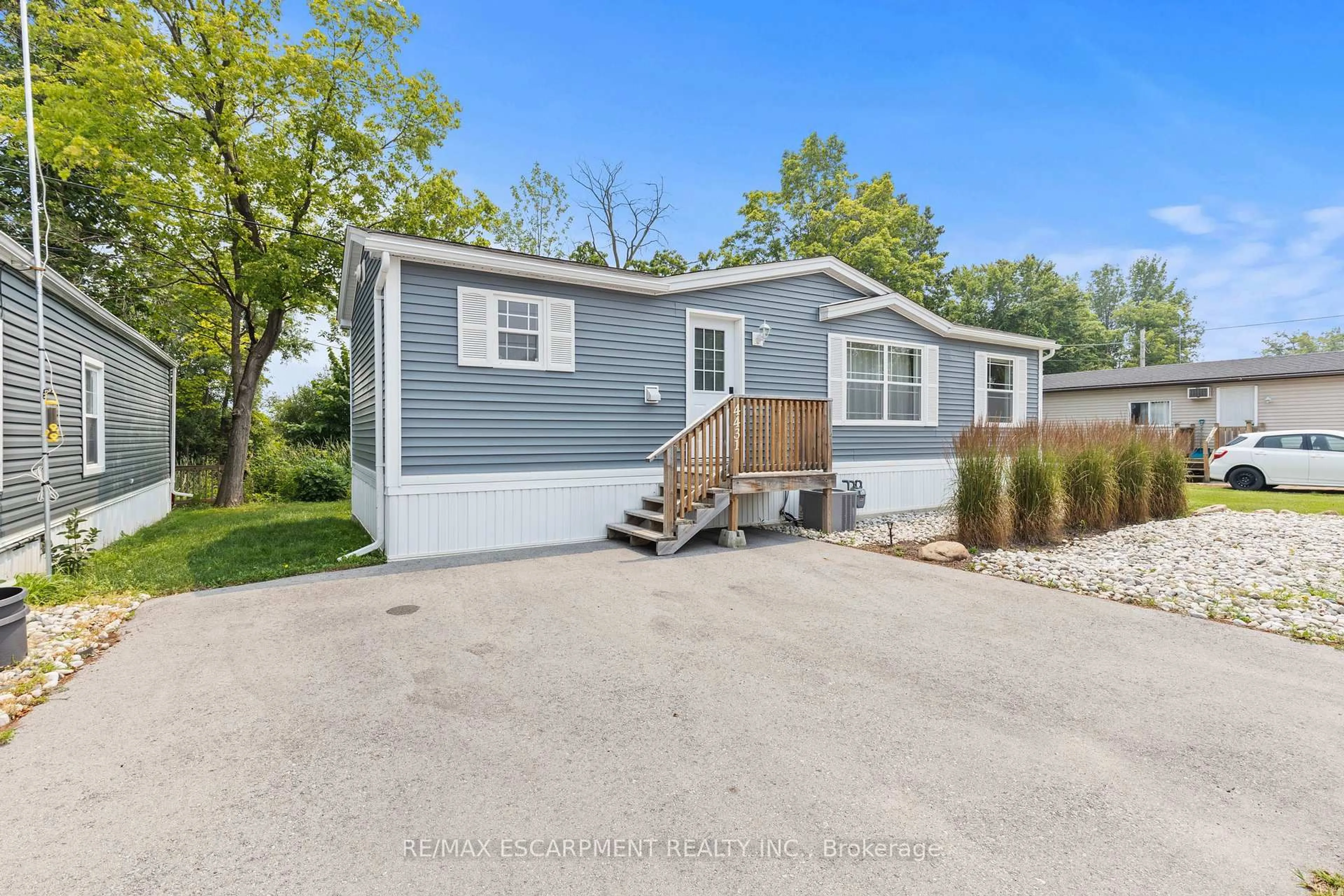 Home with vinyl exterior material, street for 4431 Timothy Lane, Lincoln Ontario L3J 0W1