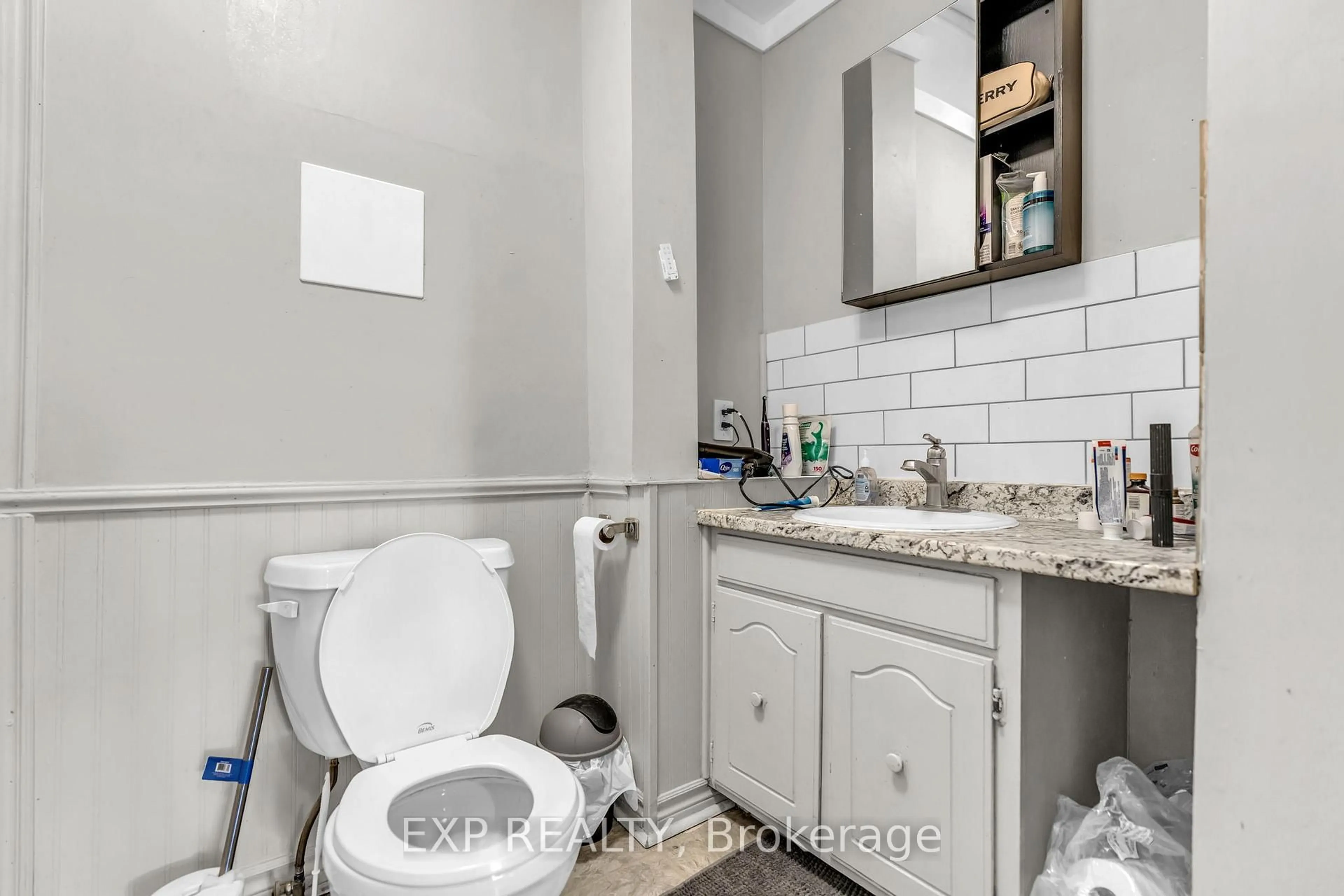 Standard bathroom, ceramic/tile floor for 553 Quebec St, London East Ontario N5W 3Y9