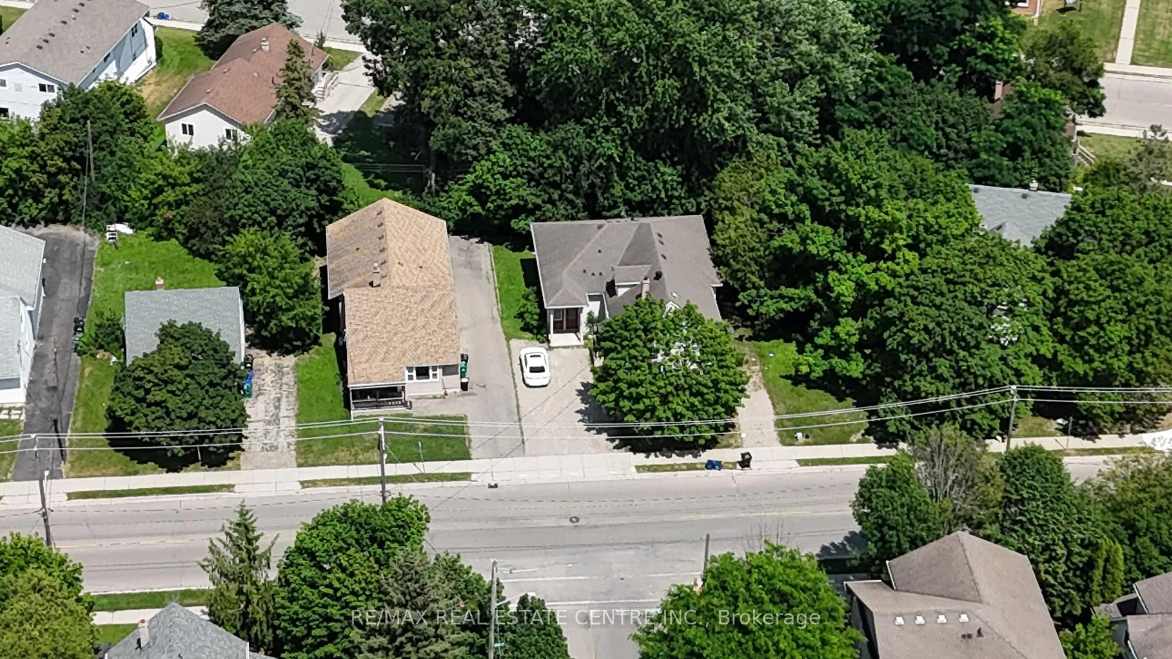 A pic from outside/outdoor area/front of a property/back of a property/a pic from drone, street for 262 Hazel St, Waterloo Ontario N2L 3N9