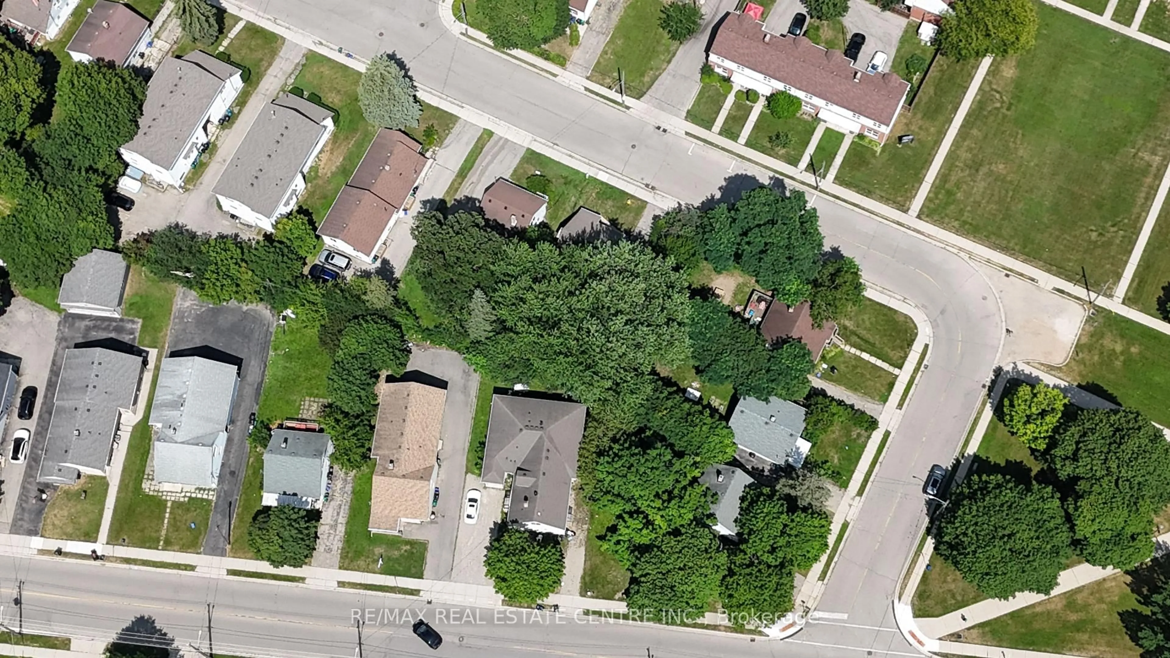 A pic from outside/outdoor area/front of a property/back of a property/a pic from drone, street for 262 Hazel St, Waterloo Ontario N2L 3N9
