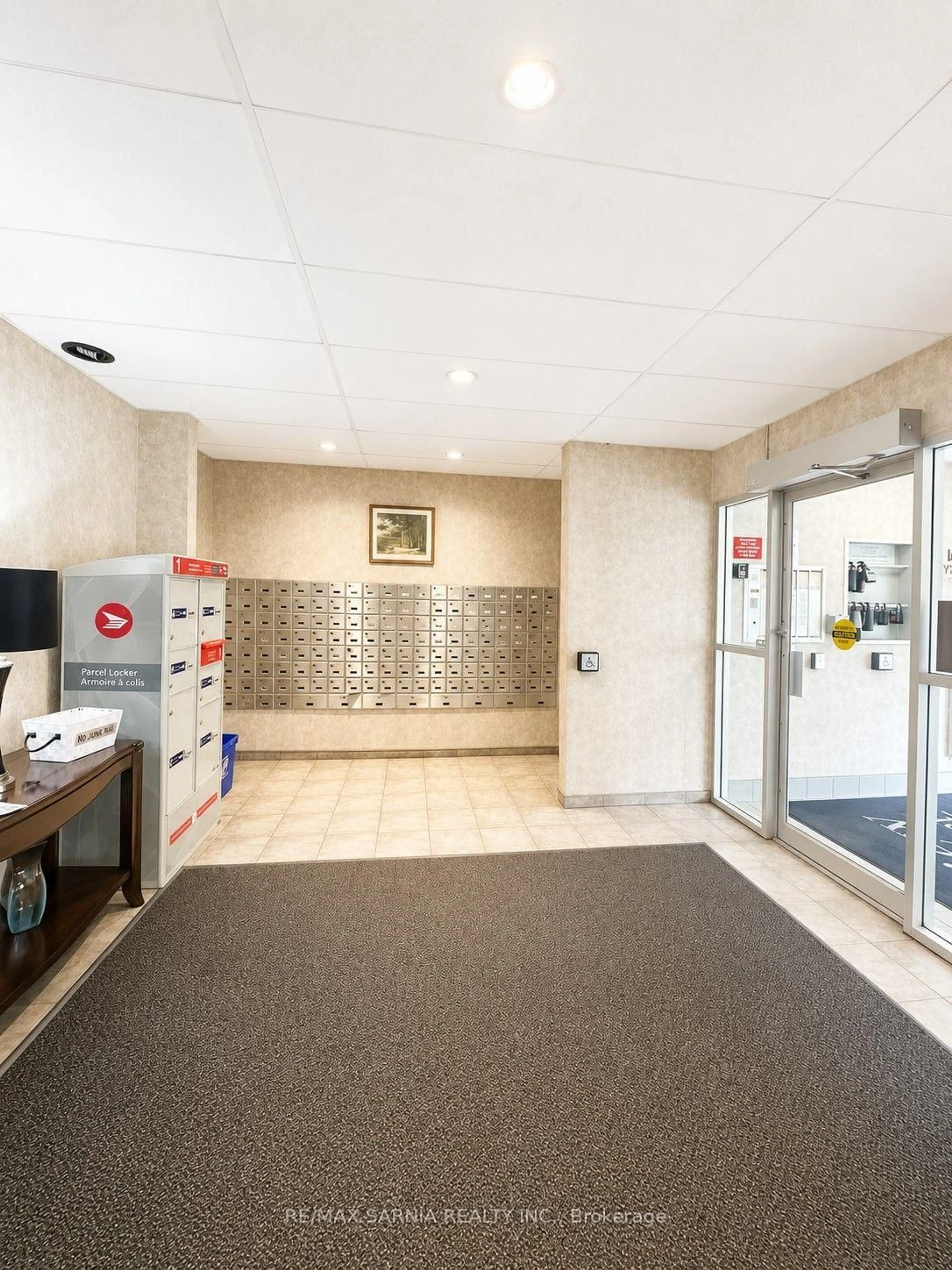 Indoor foyer for 8591 Riverside Dr #709, Windsor Ontario N8S 1G3