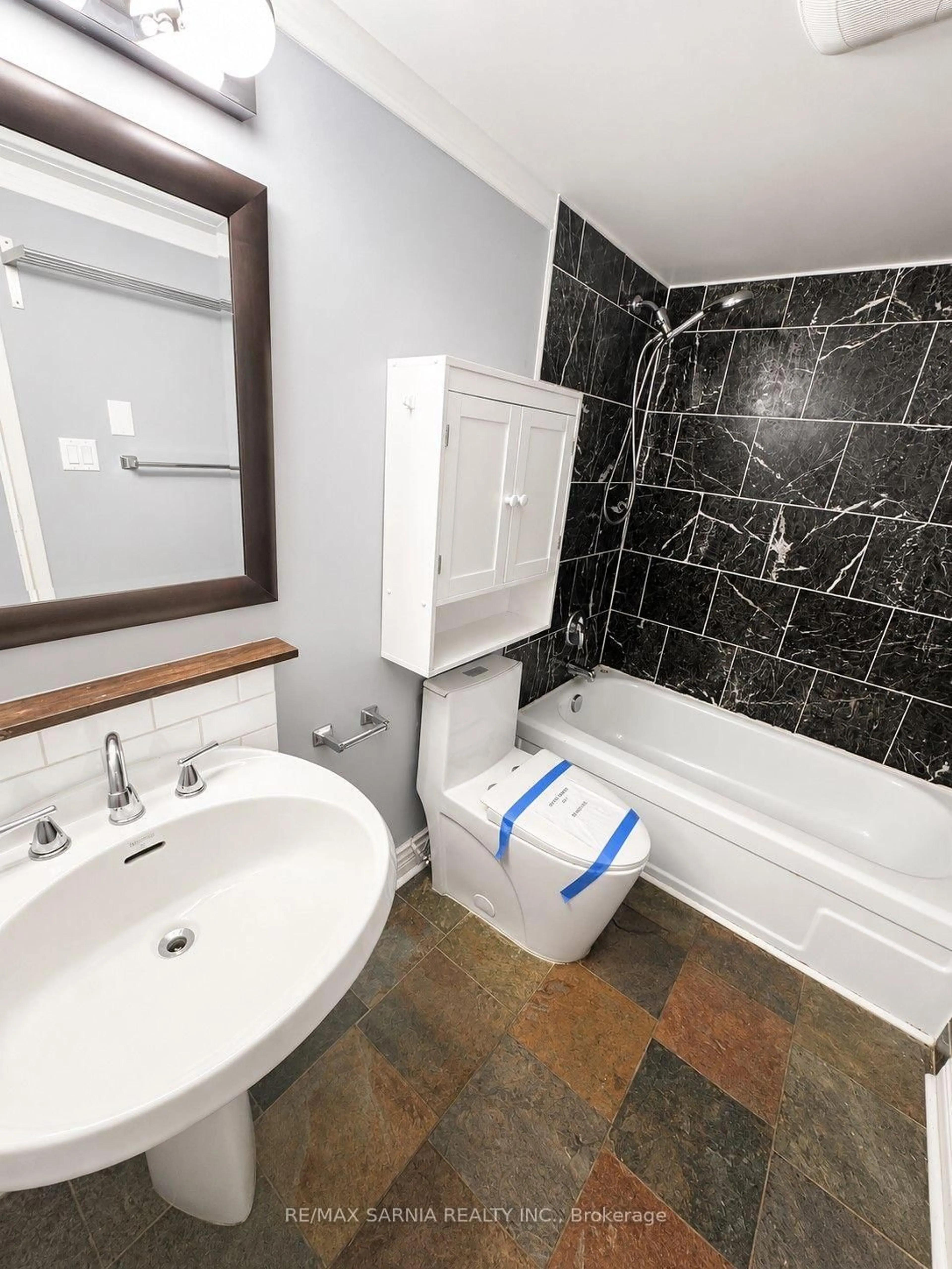 Standard bathroom, ceramic/tile floor for 8591 Riverside Dr #709, Windsor Ontario N8S 1G3