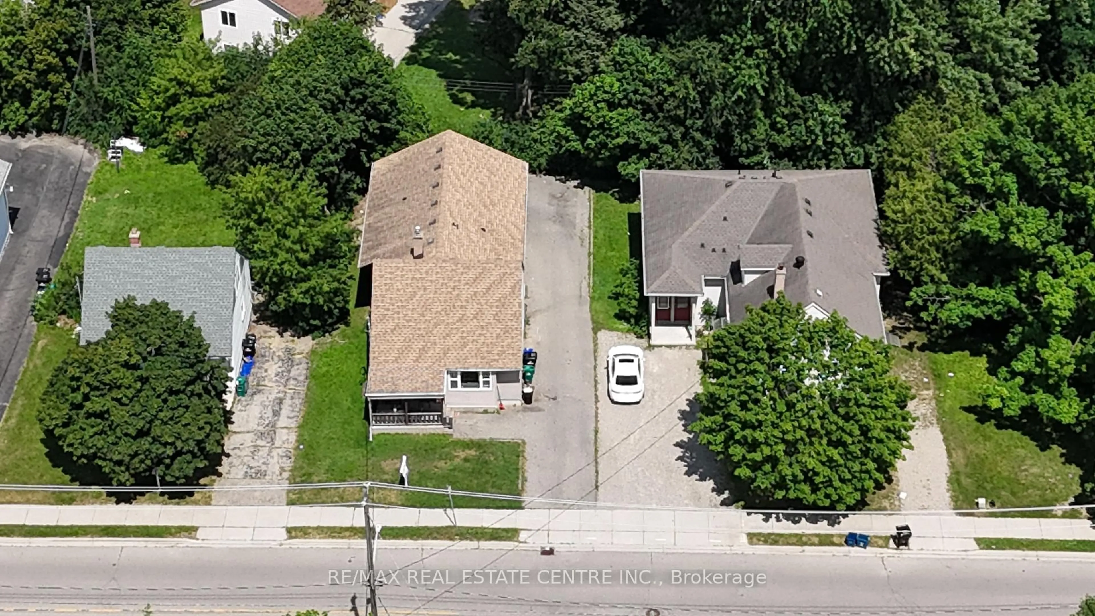 A pic from outside/outdoor area/front of a property/back of a property/a pic from drone, street for 264 Hazel St, Waterloo Ontario N2L 3N9