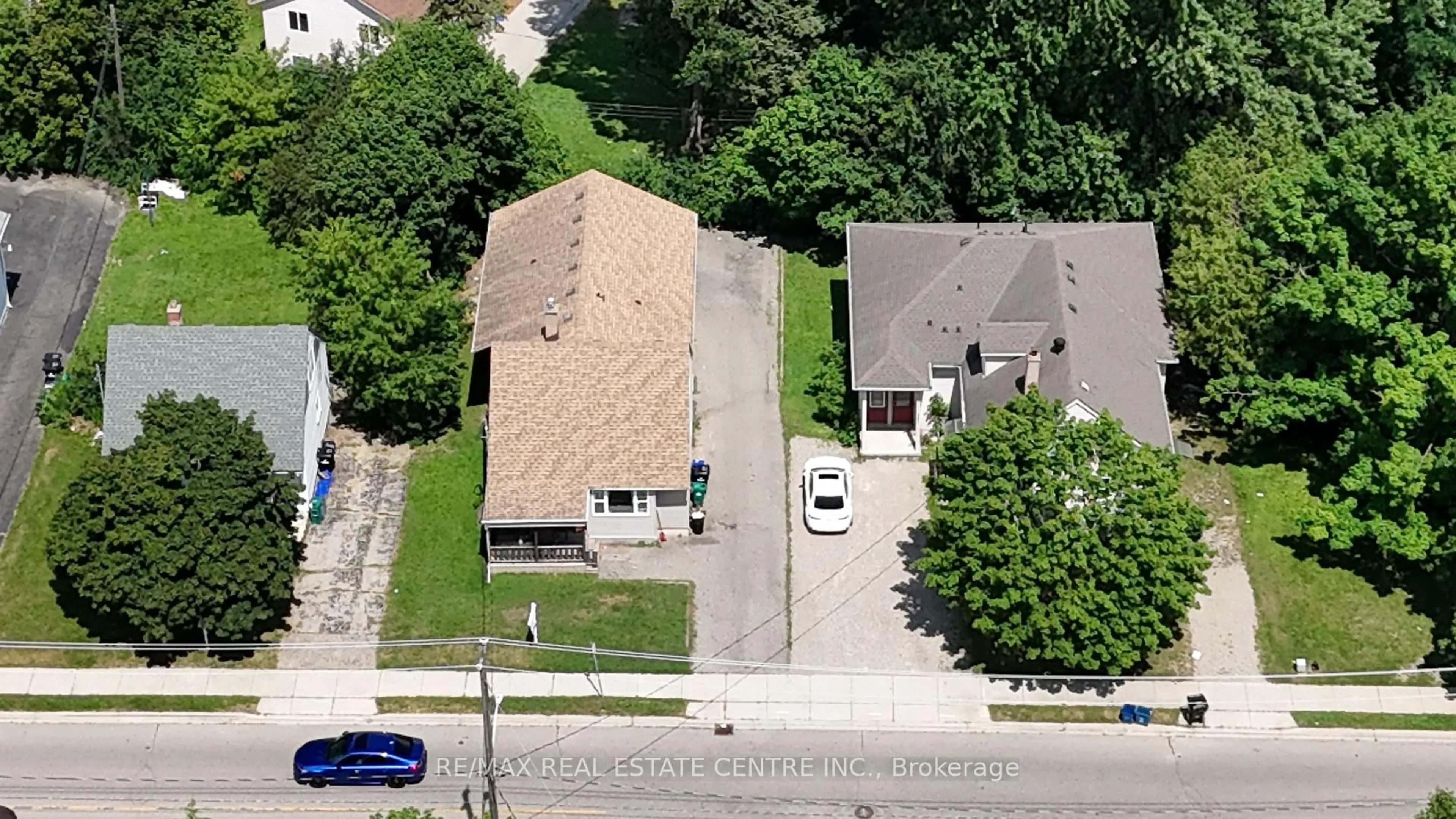 A pic from outside/outdoor area/front of a property/back of a property/a pic from drone, street for 264 Hazel St, Waterloo Ontario N2L 3N9
