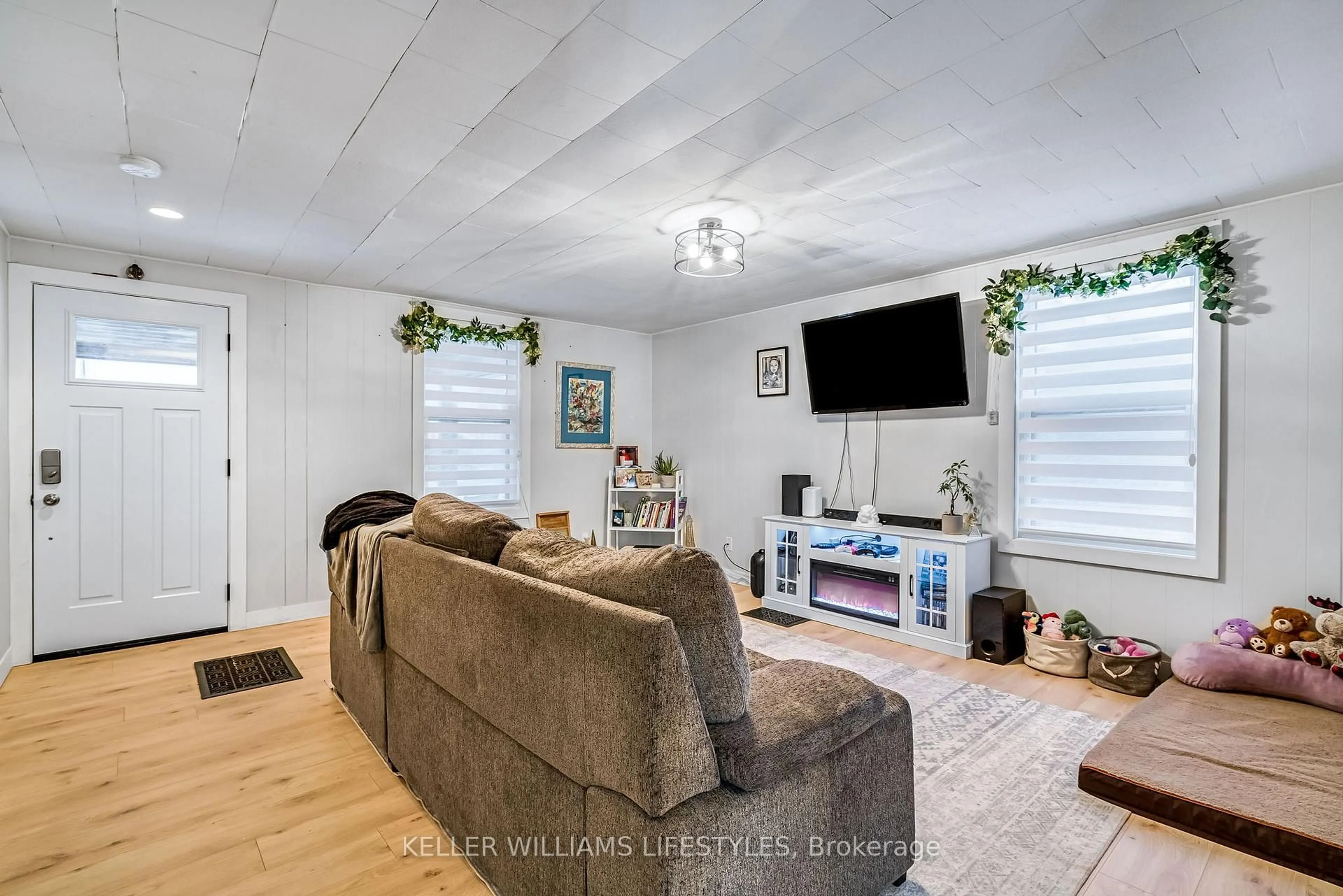 Living room with furniture, unknown for 2 OPECHEE St, St. Thomas Ontario N5R 1V9