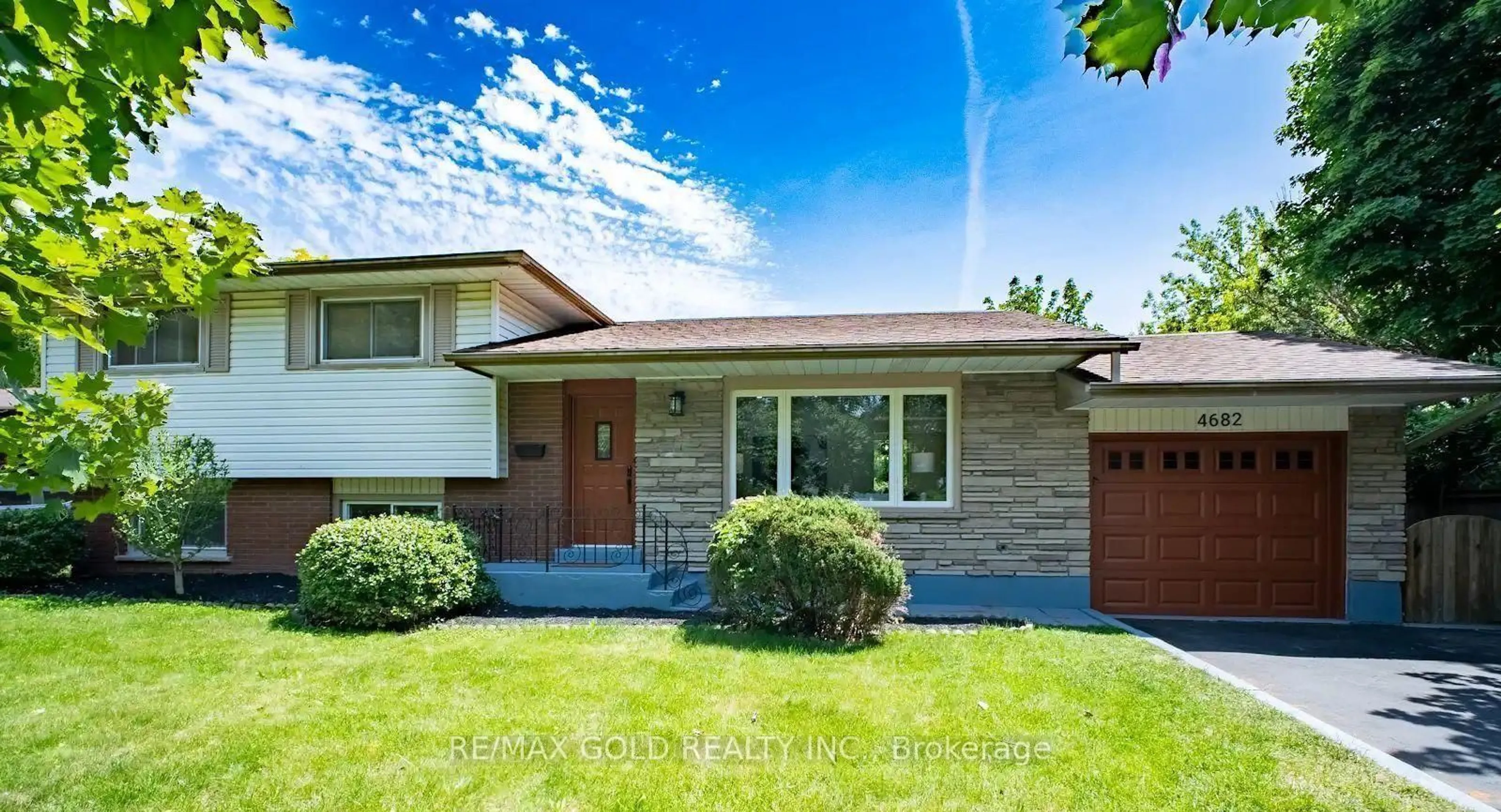 Home with vinyl exterior material, street for 4682 Pinedale Dr, Niagara Falls Ontario L2E 6M8