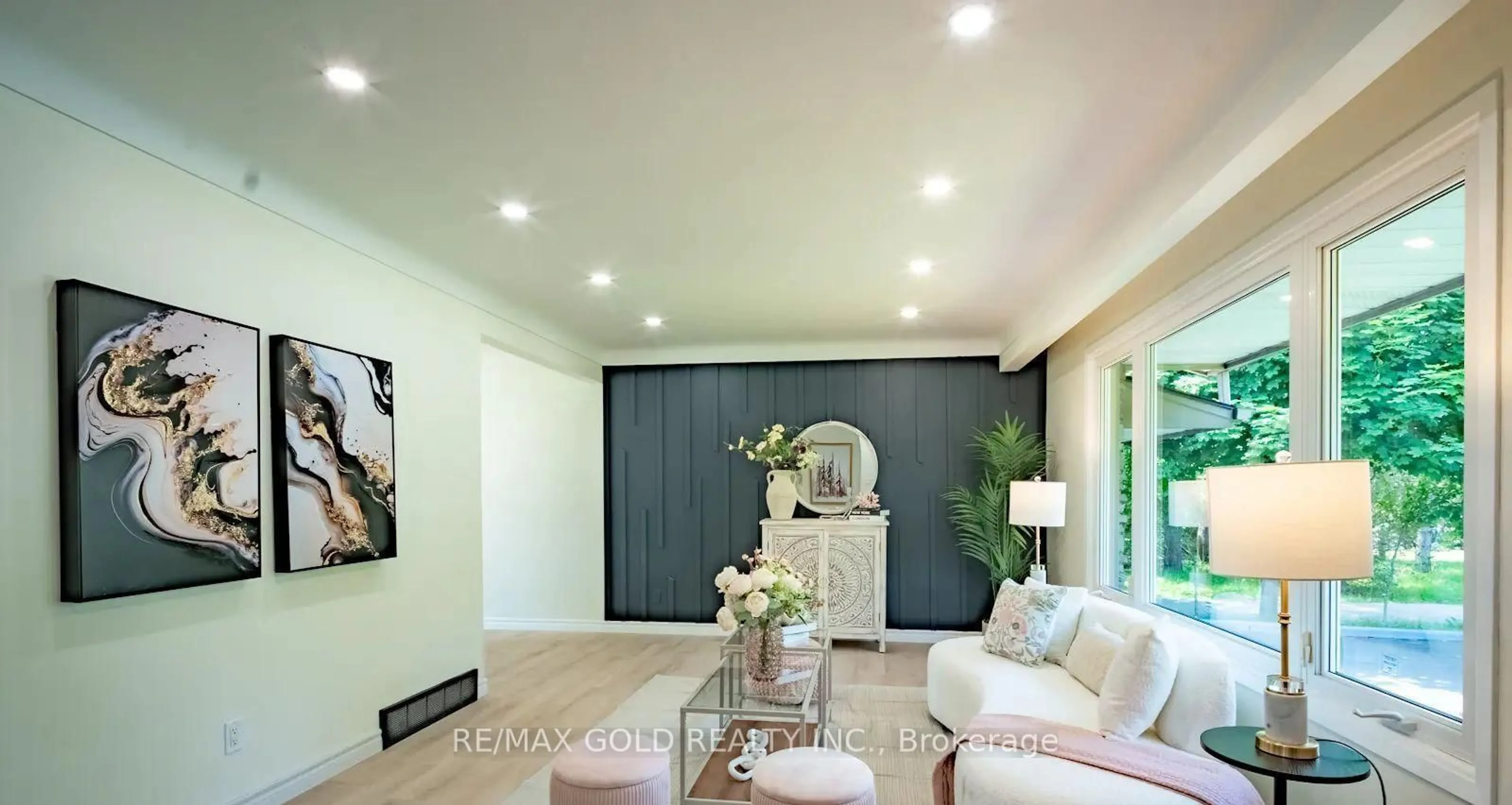 Indoor entryway for 4682 Pinedale Dr, Niagara Falls Ontario L2E 6M8